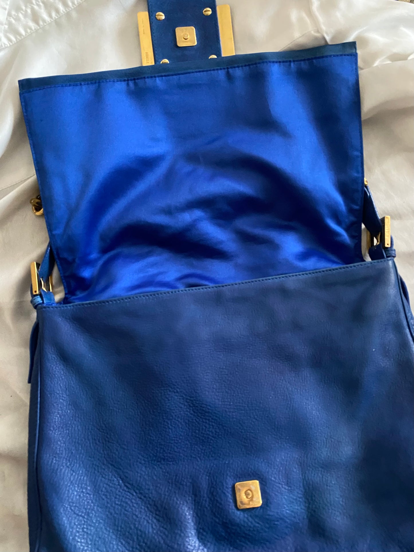 Fendi mamma baguette jumbo in pelle blu marble