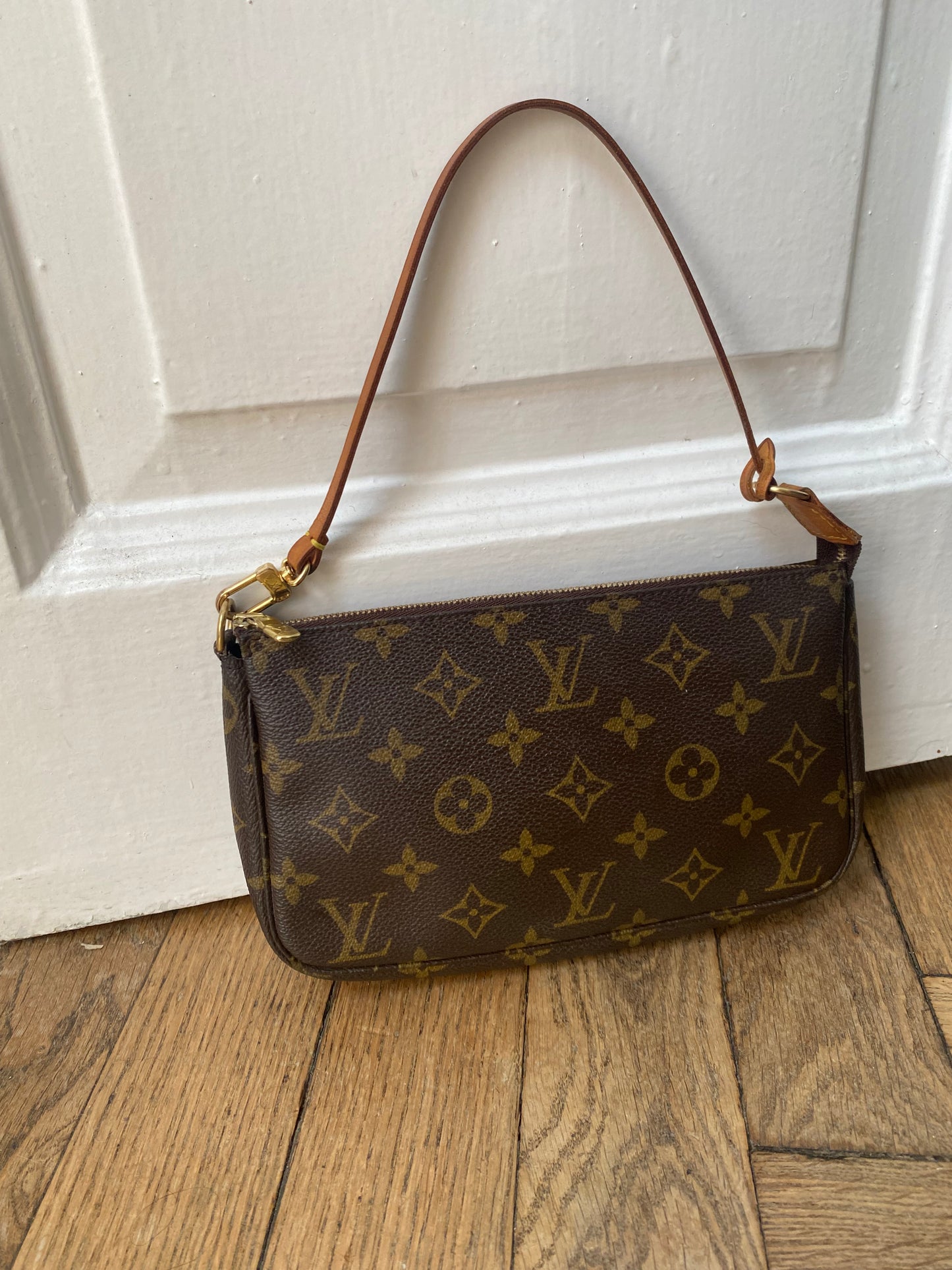 Louis Vuitton pochette accessoire classic monogram