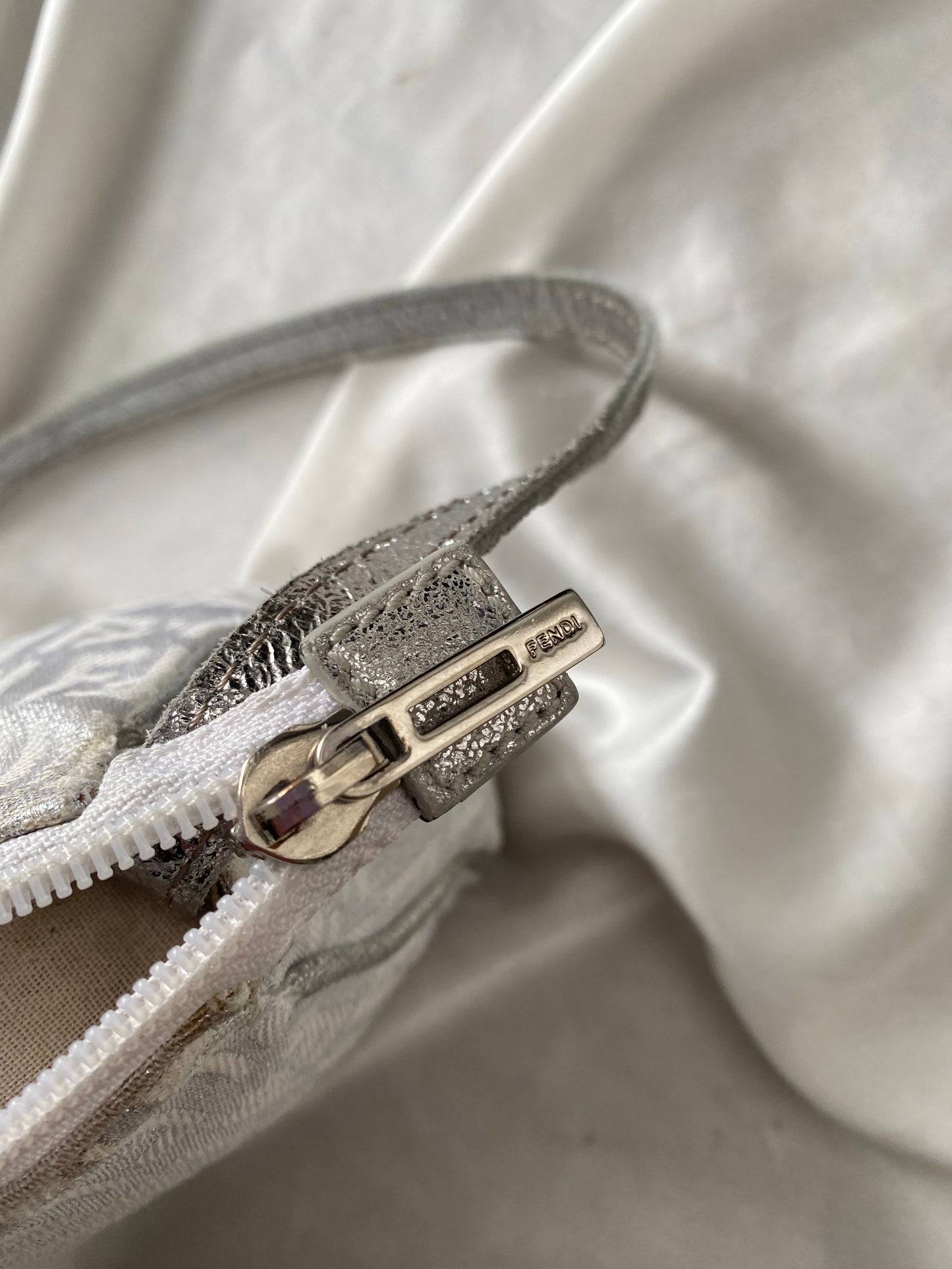 Fendi pochette argento brillante