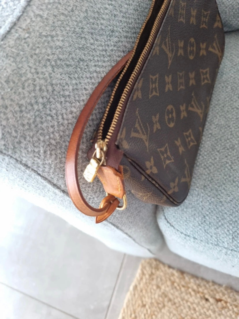 Louis Vuitton pochette accessoire monogram classique
