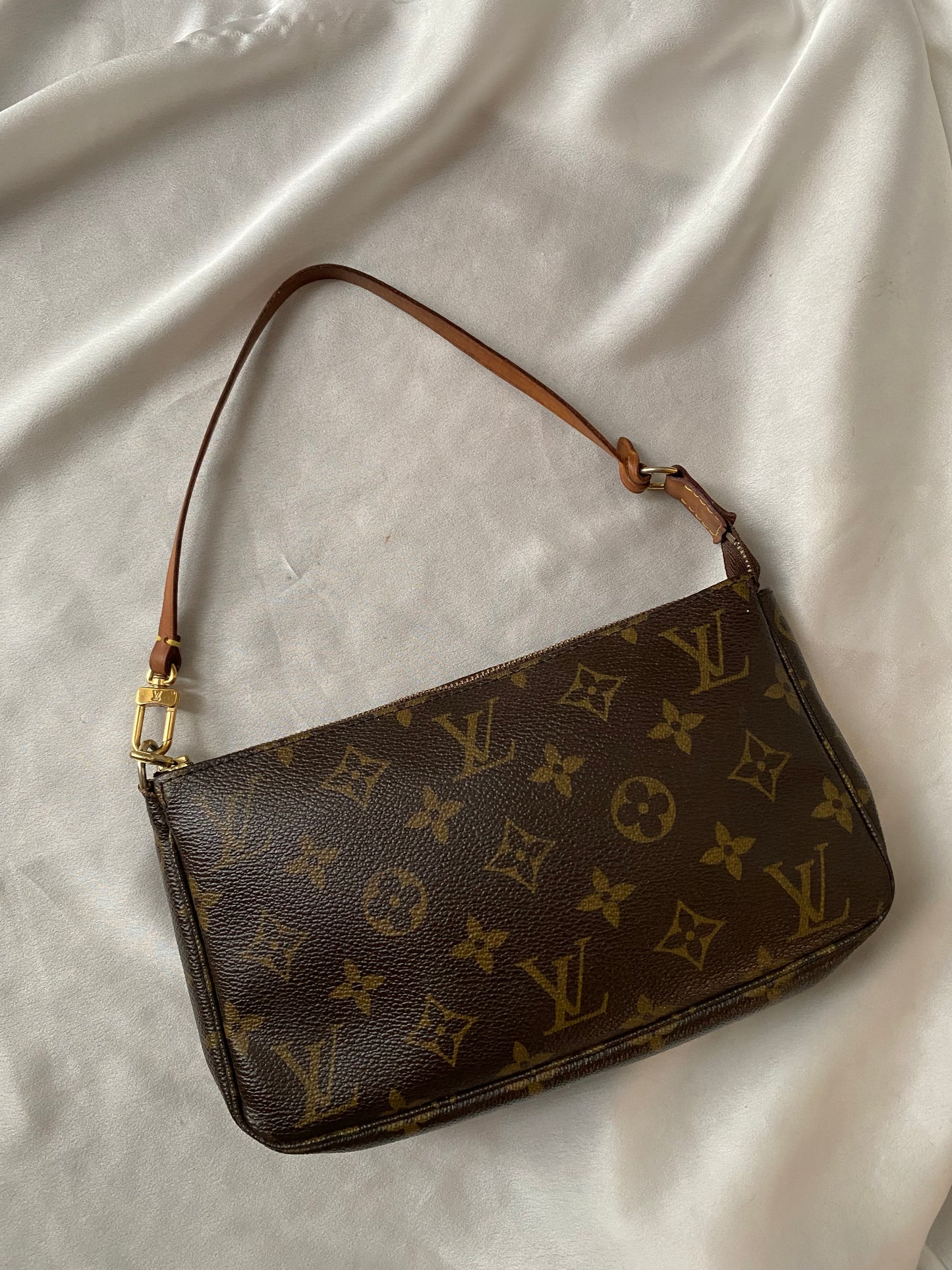 Louis Vuitton pochette accessoire monogram Classico