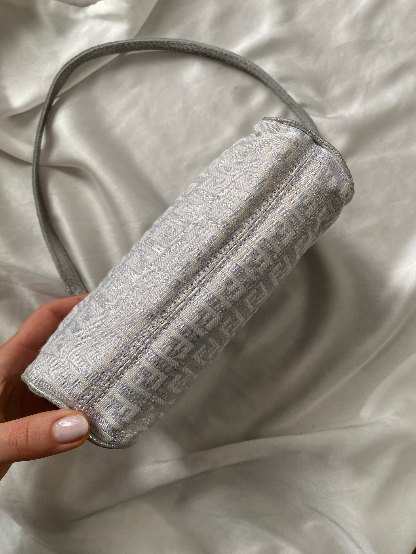 Fendi pochette argento brillante