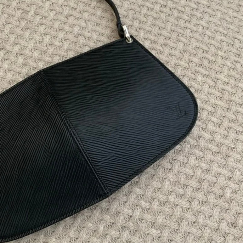 Louis Vuitton pochette demi lune epi