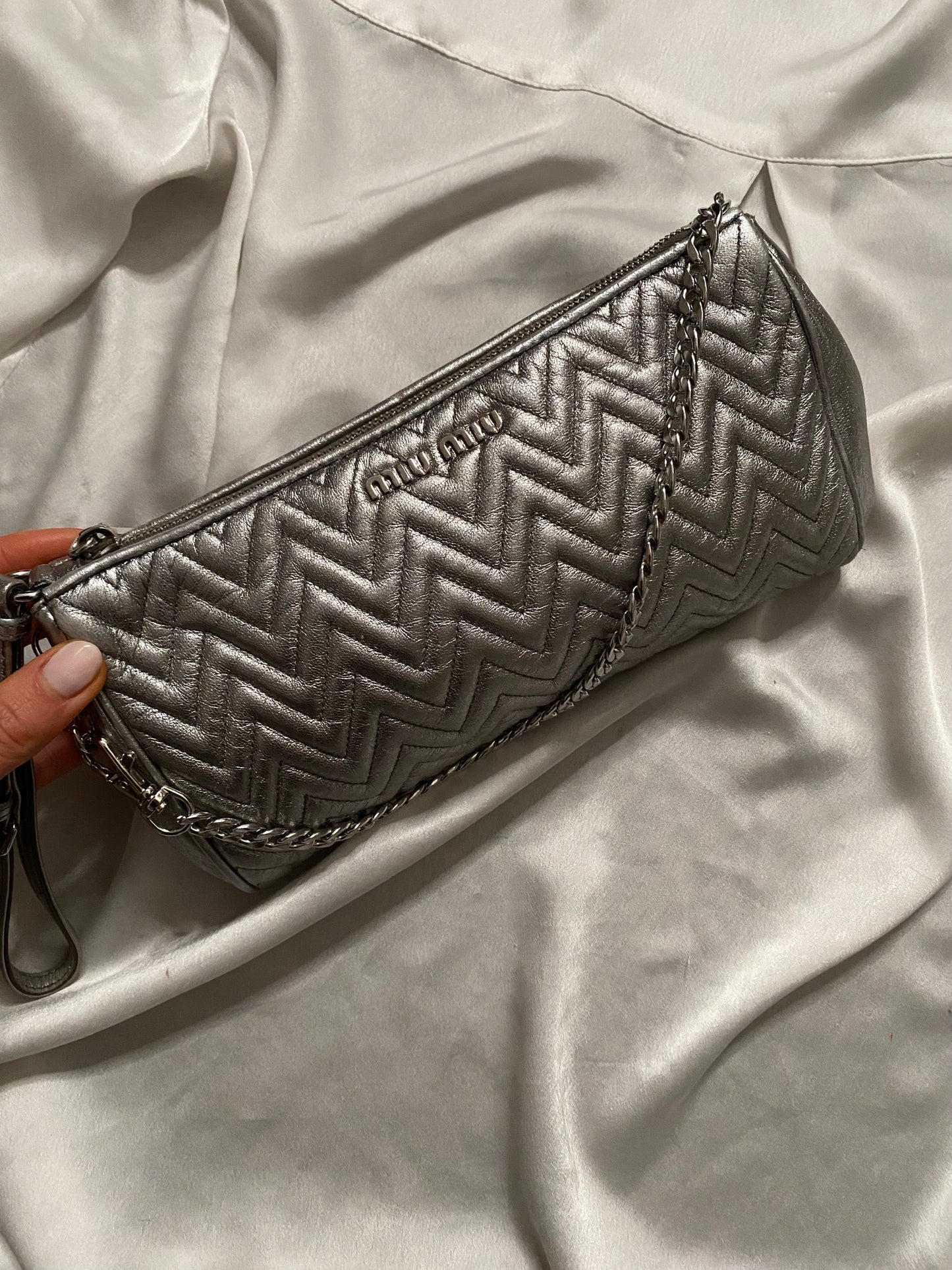 Miu Miu pochette argento metallizzato