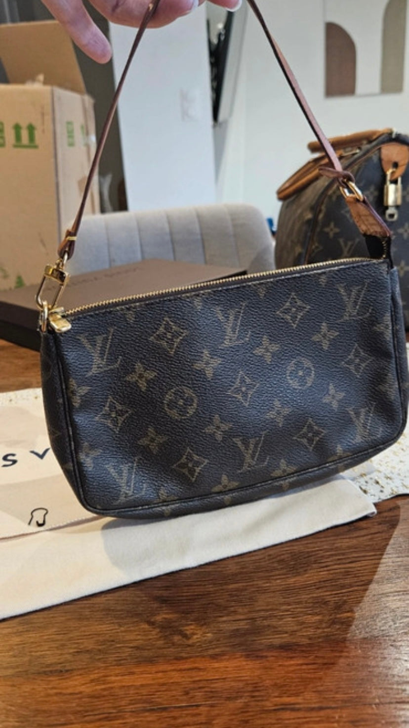 Louis Vuitton pochette accessoire con dustbag