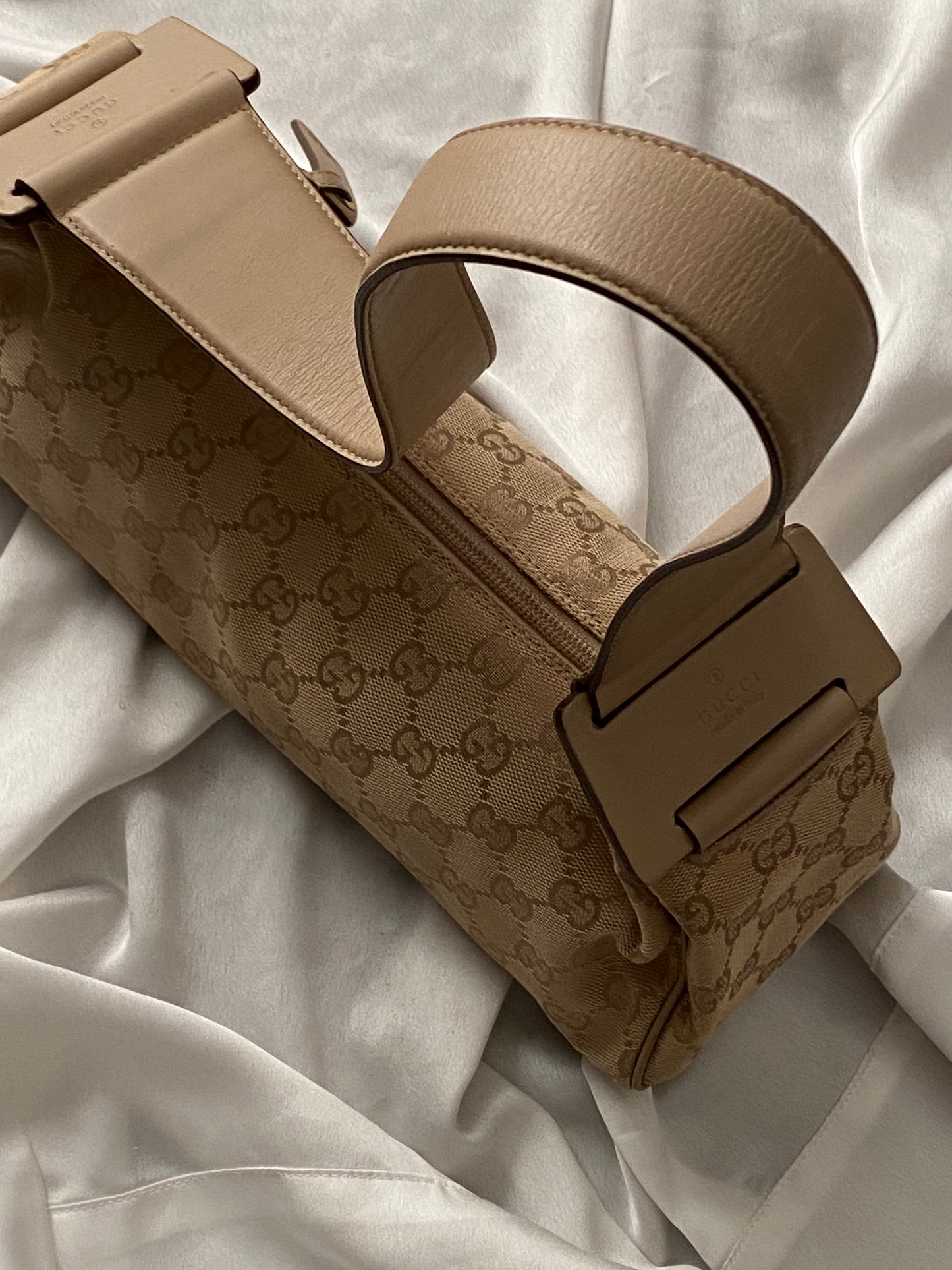 Gucci baguette monogram beige