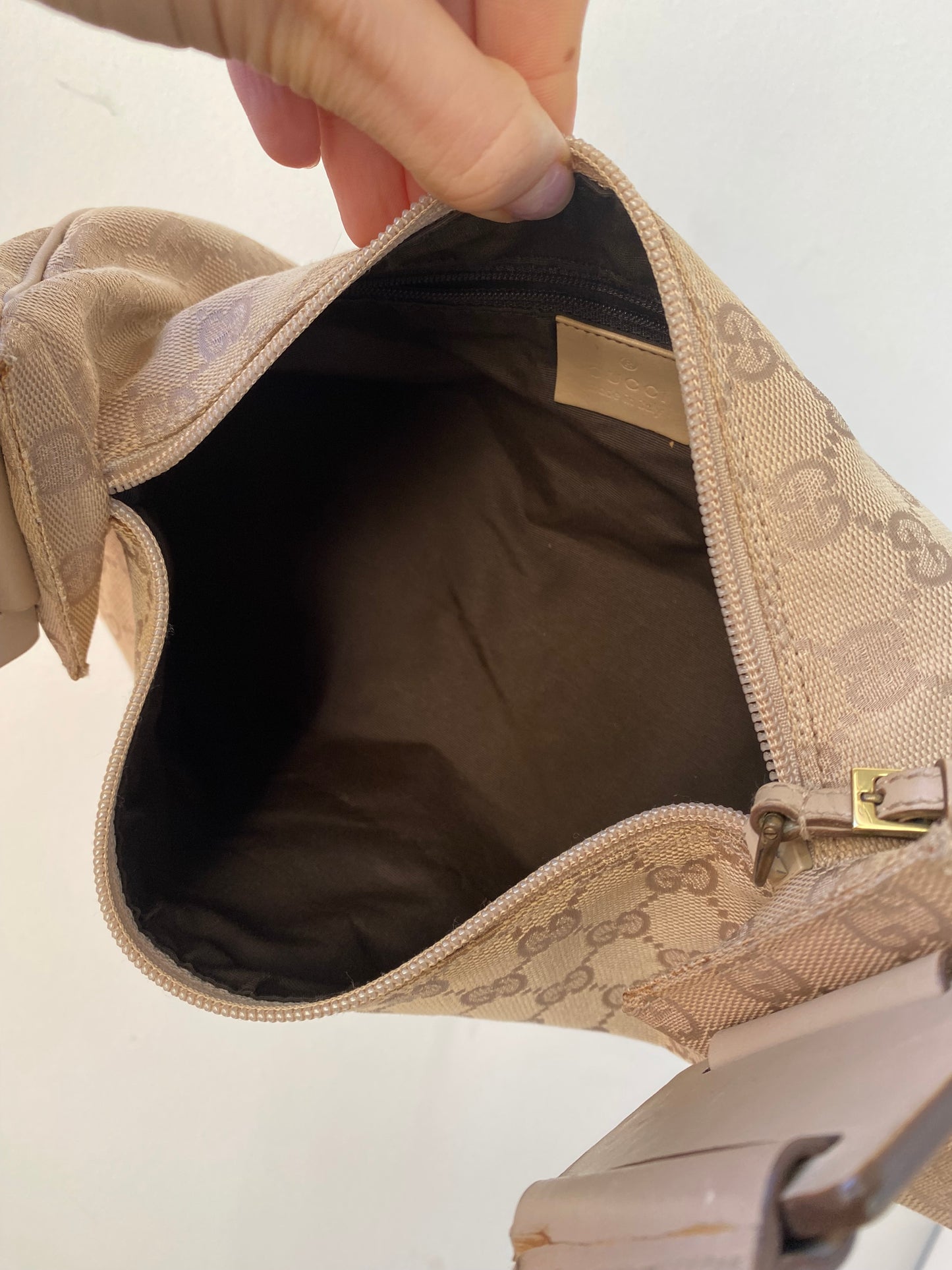 Gucci baguette monogram beige