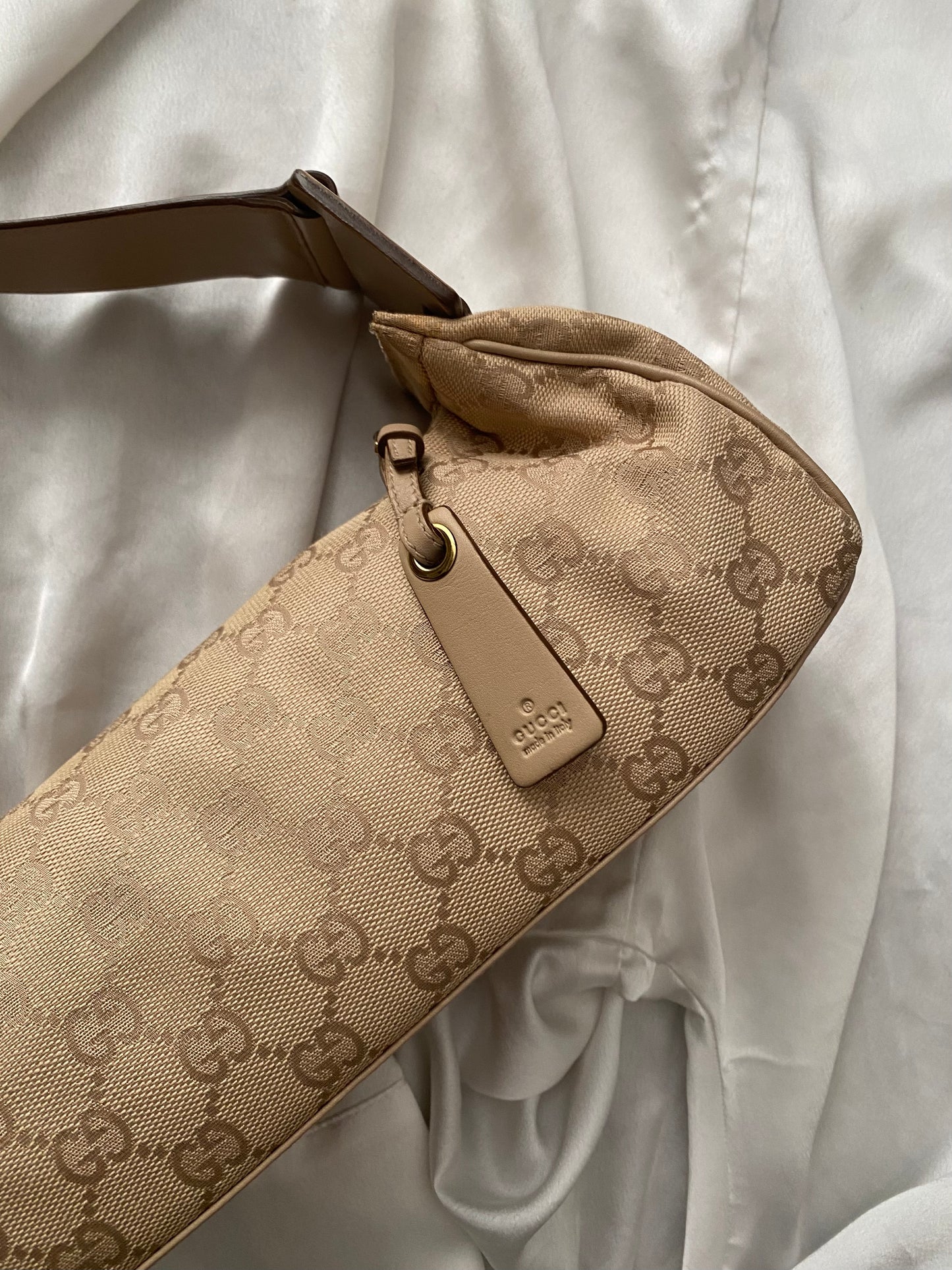 Gucci baguette monogram beige
