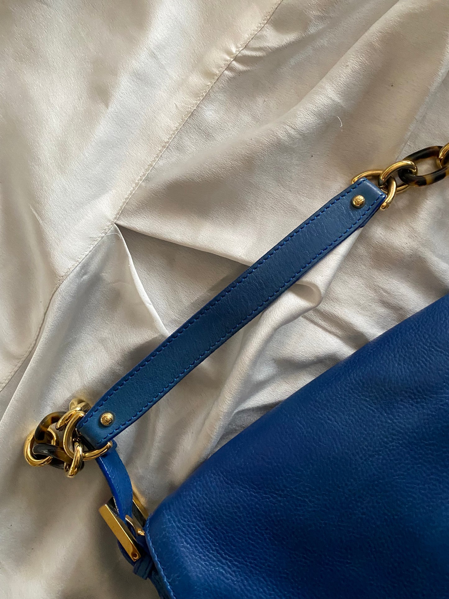 Fendi mamma baguette jumbo in pelle blu marble