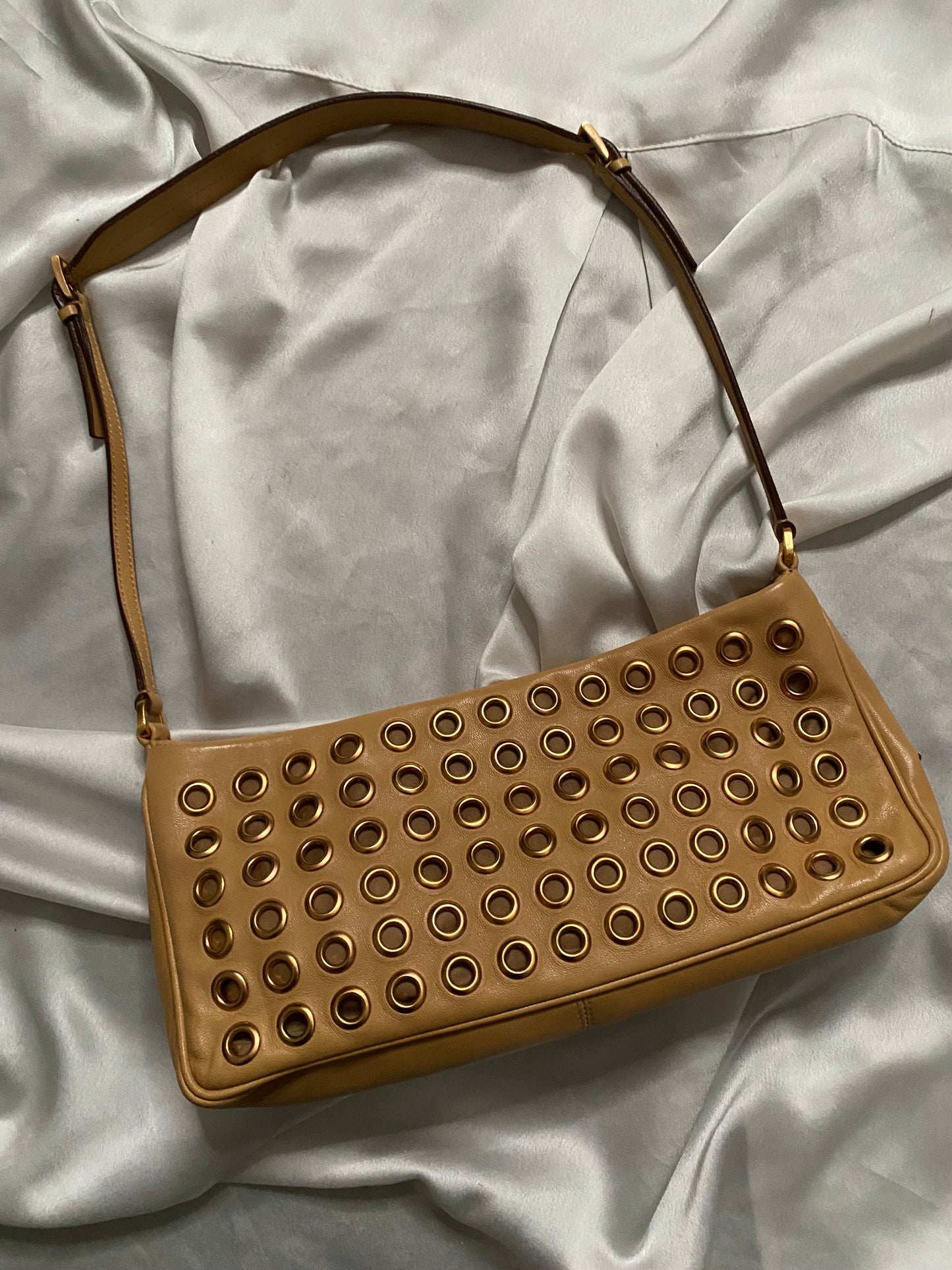 Prada pochette cammello con borchie