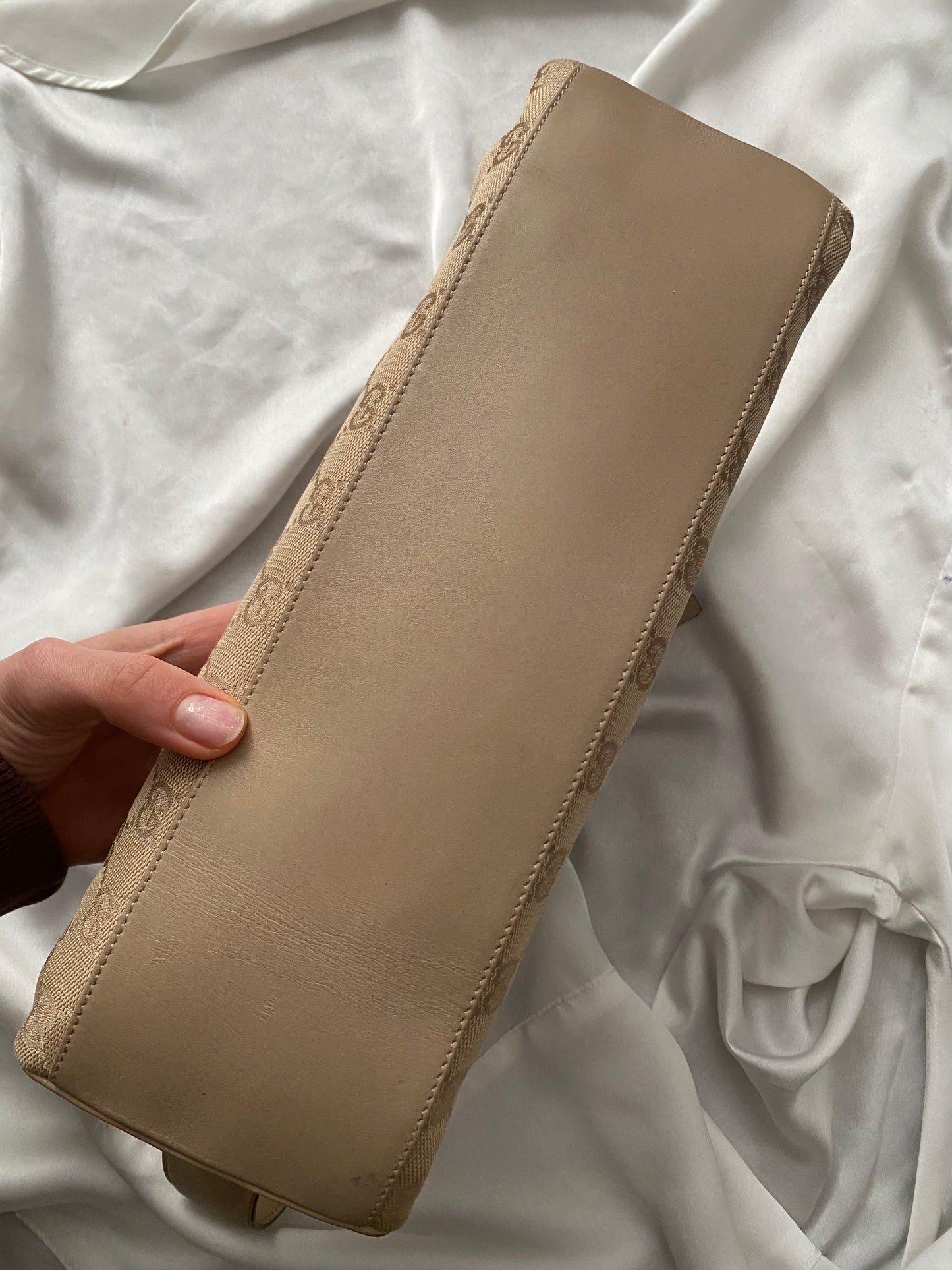 Gucci baguette monogram beige