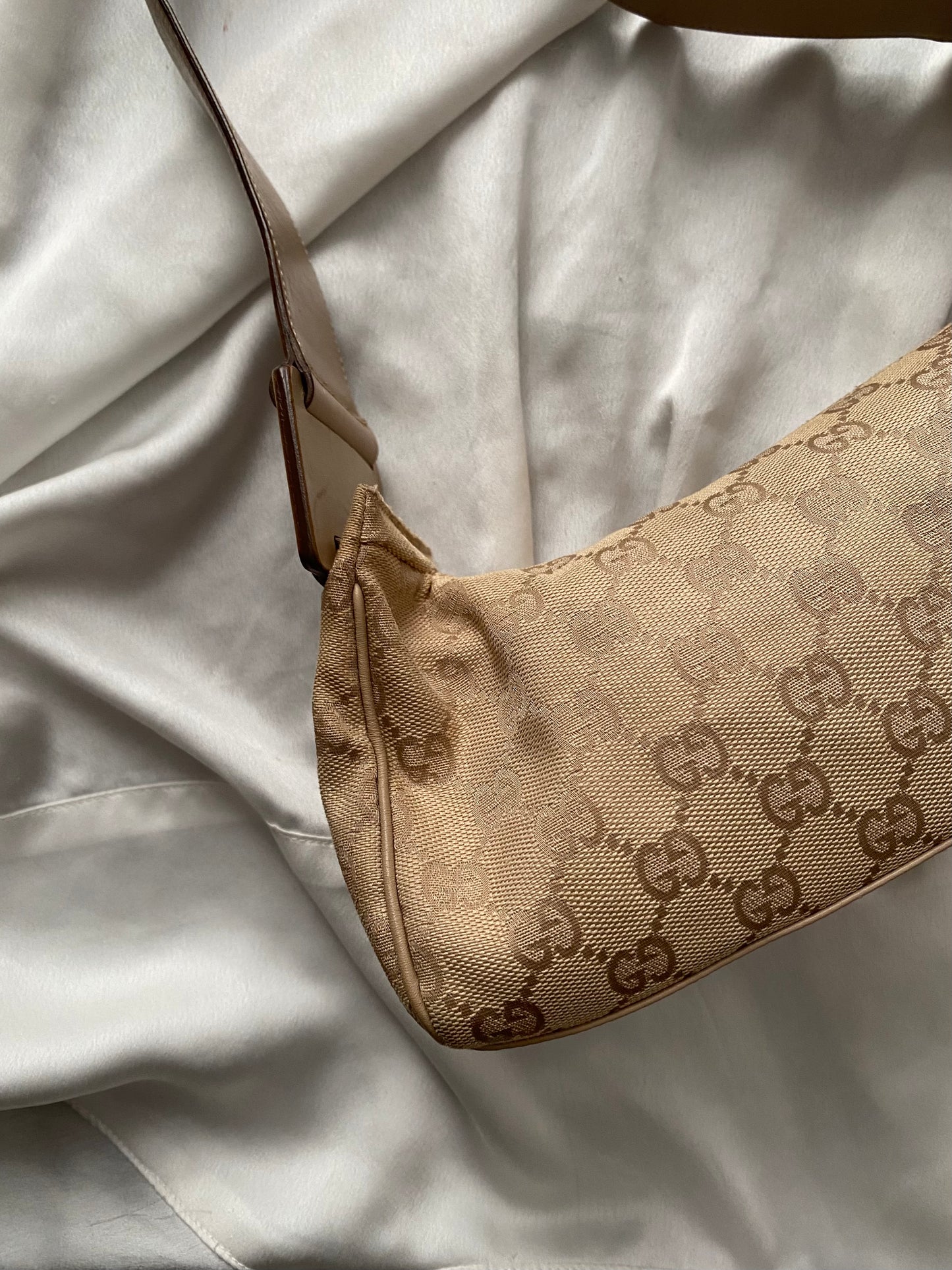 Gucci baguette monogram beige