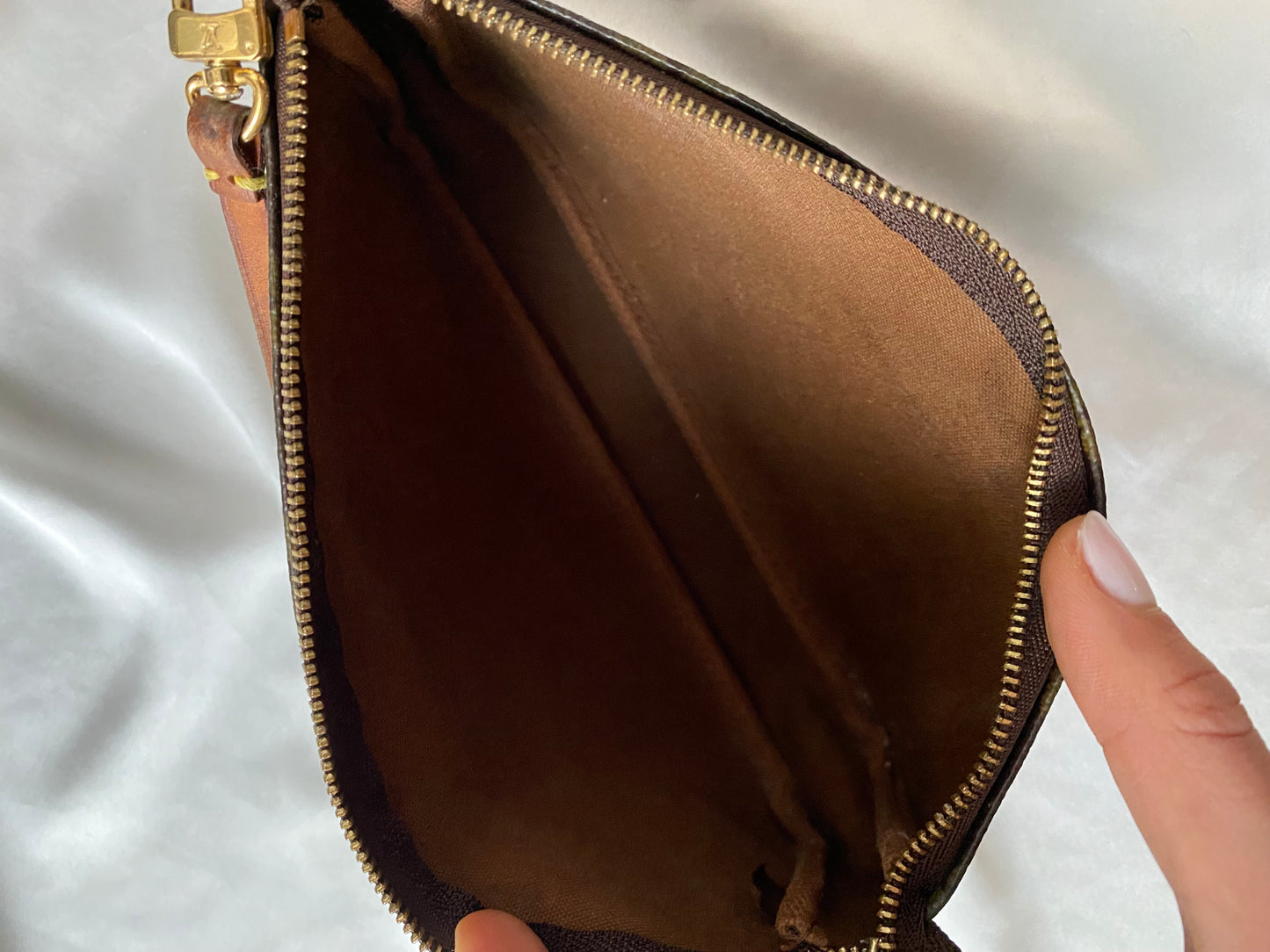 Louis Vuitton pochette accessoire monogram Classico