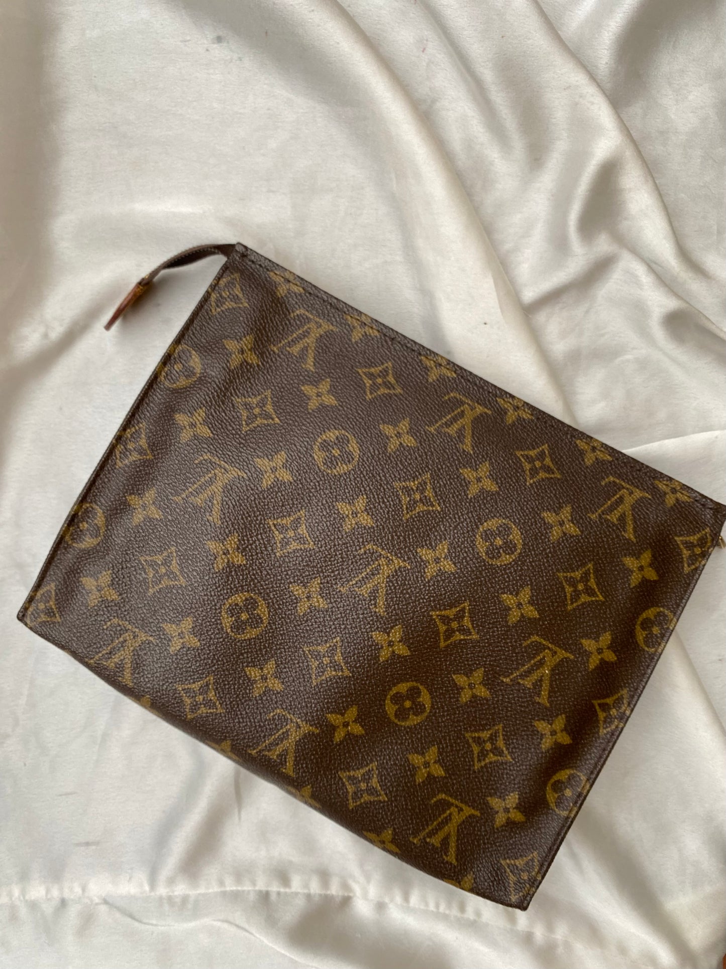 Louis Vuitton trousse toilette 26