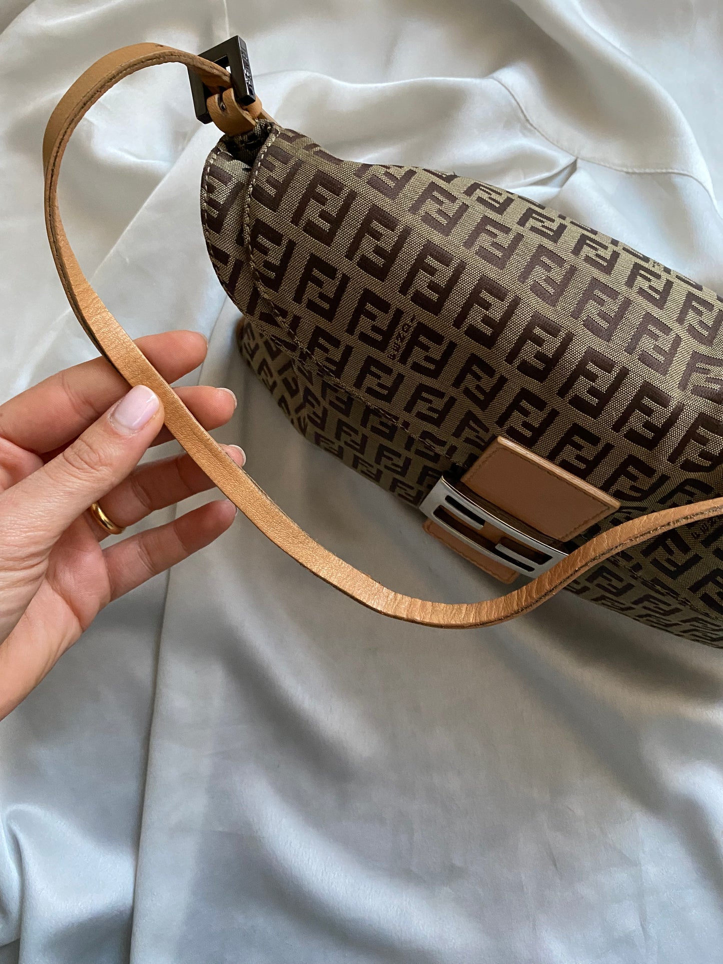 Fendi maxi baguette double flap soffietto zucchino beige