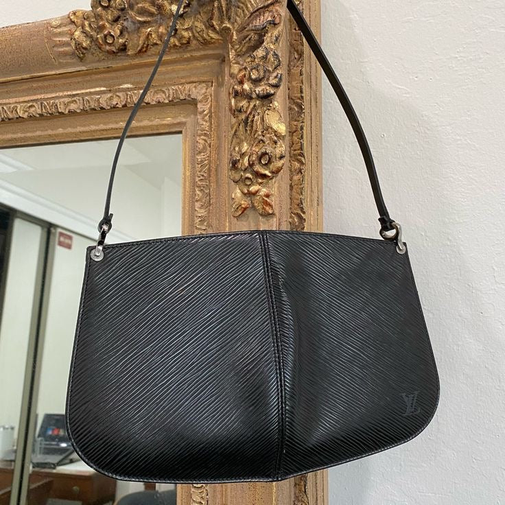 Louis Vuitton pochette demi lune epi