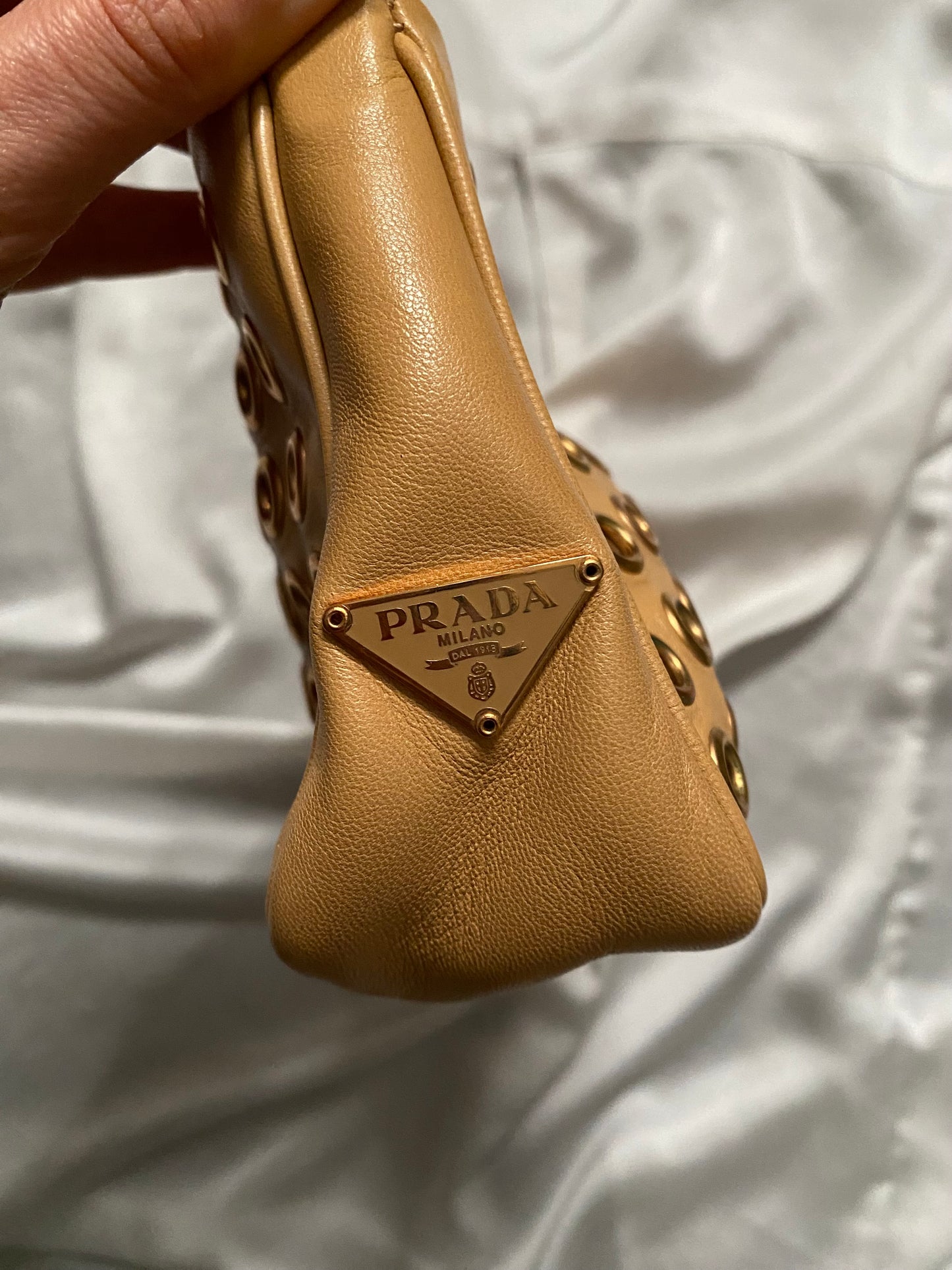 Prada pochette cammello con borchie