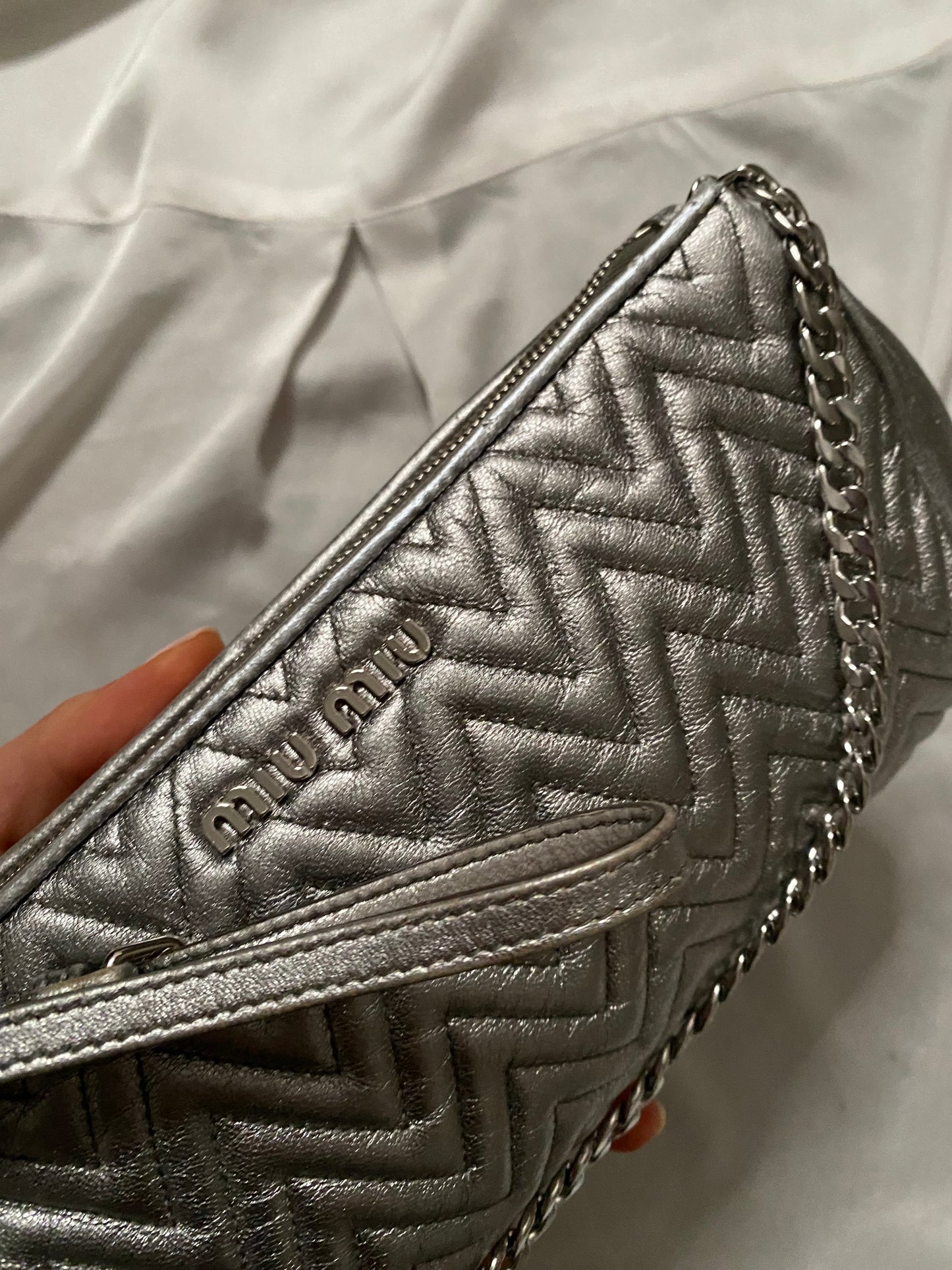 Miu Miu pochette argento metallizzato