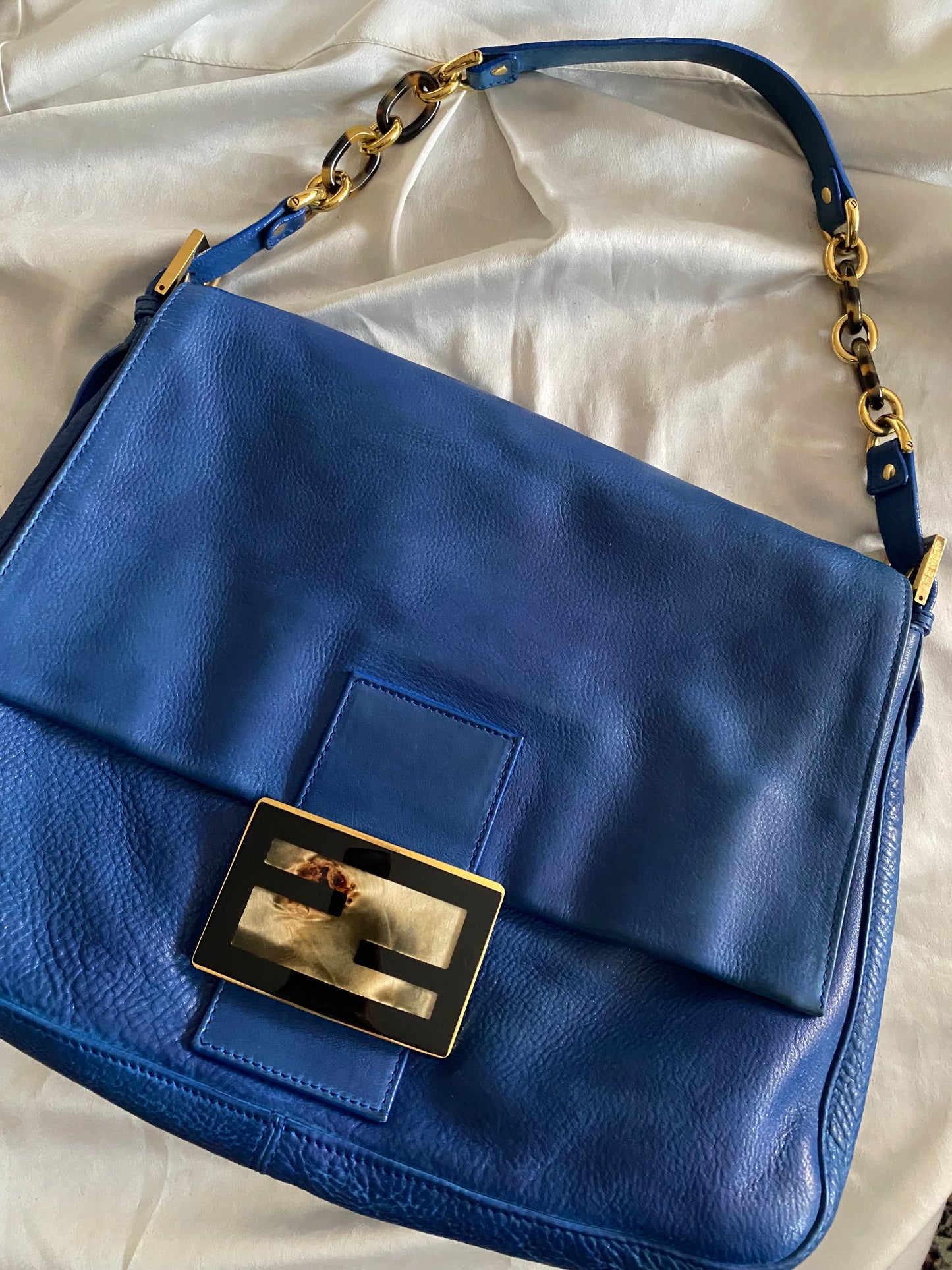 Fendi mamma baguette jumbo in pelle blu marble