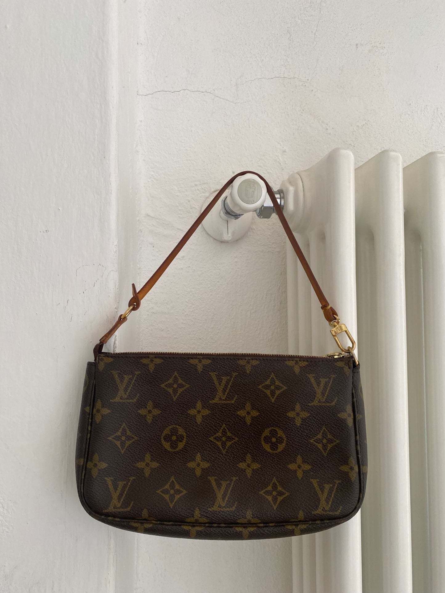 Louis Vuitton pochette accessoire classic monogram