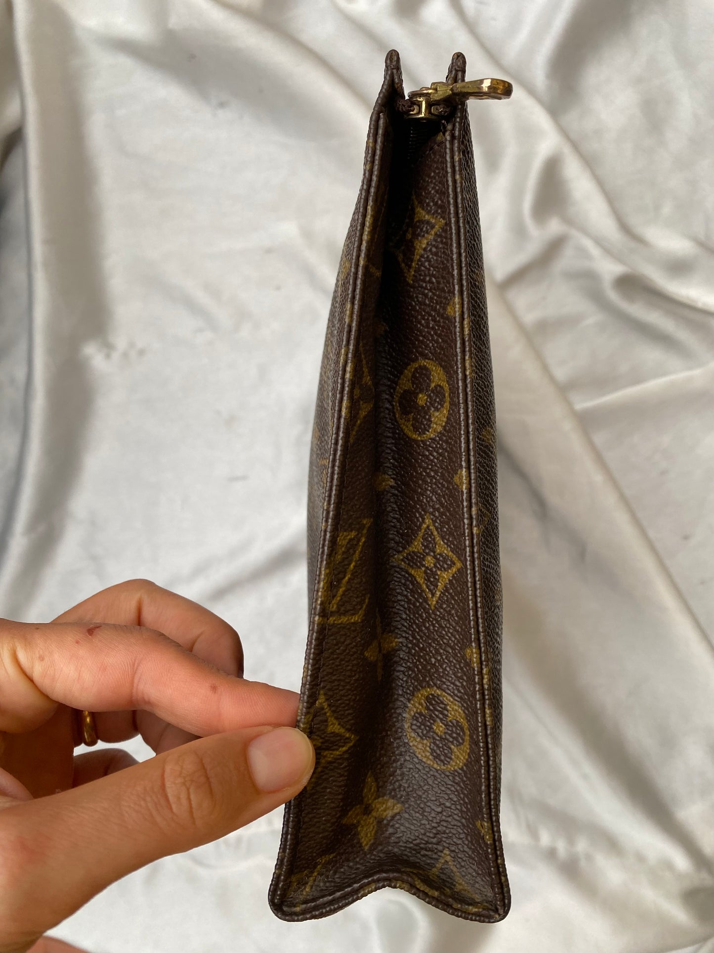 Louis Vuitton trousse toilette 26