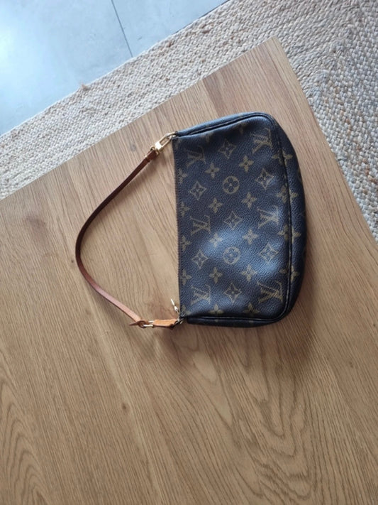 Louis Vuitton pochette accessoire monogram classique