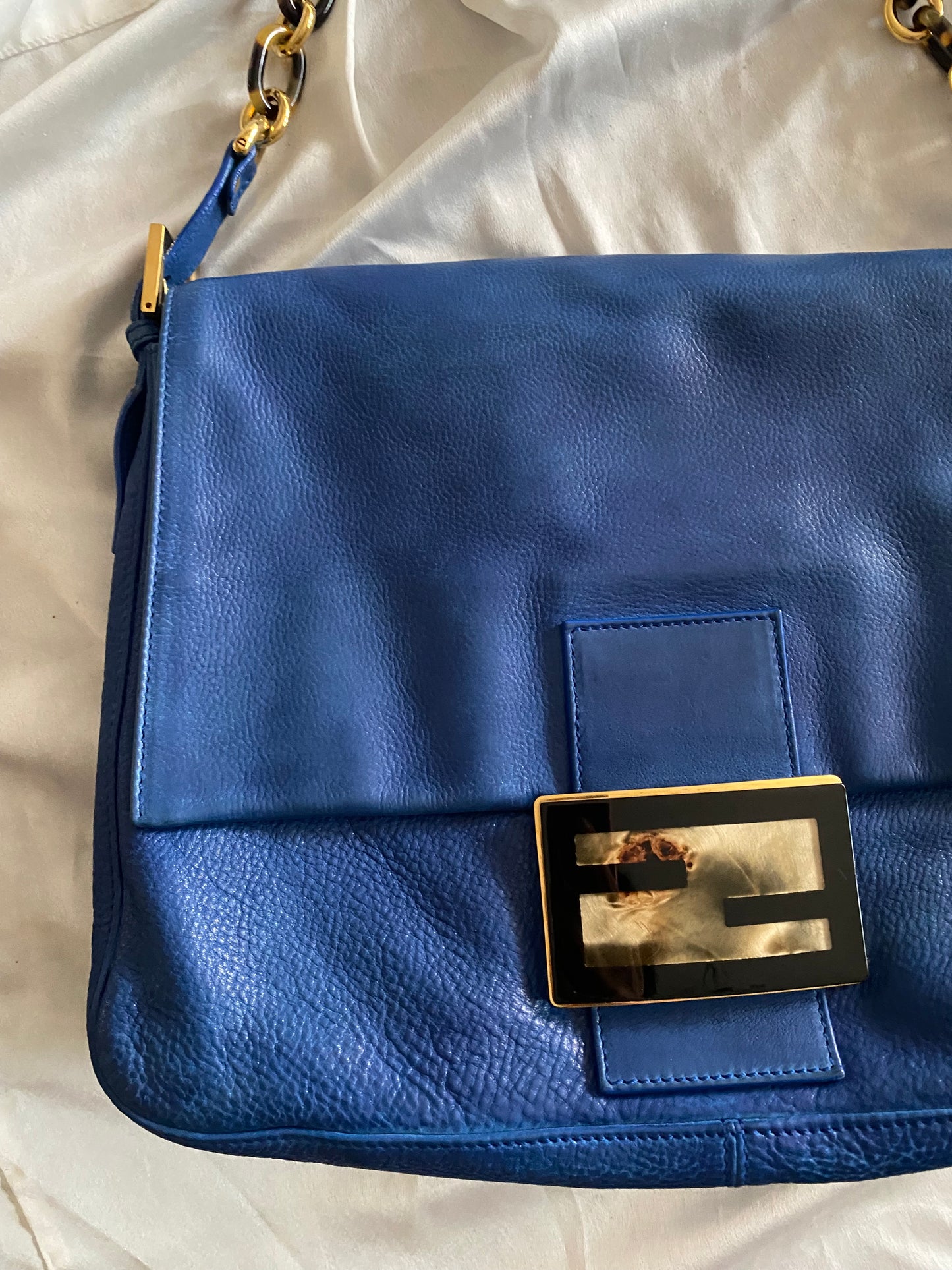 Fendi mamma baguette jumbo in pelle blu marble