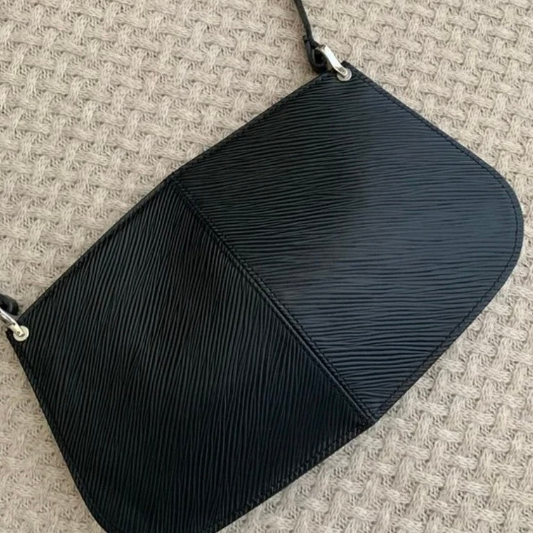 Louis Vuitton pochette demi lune epi