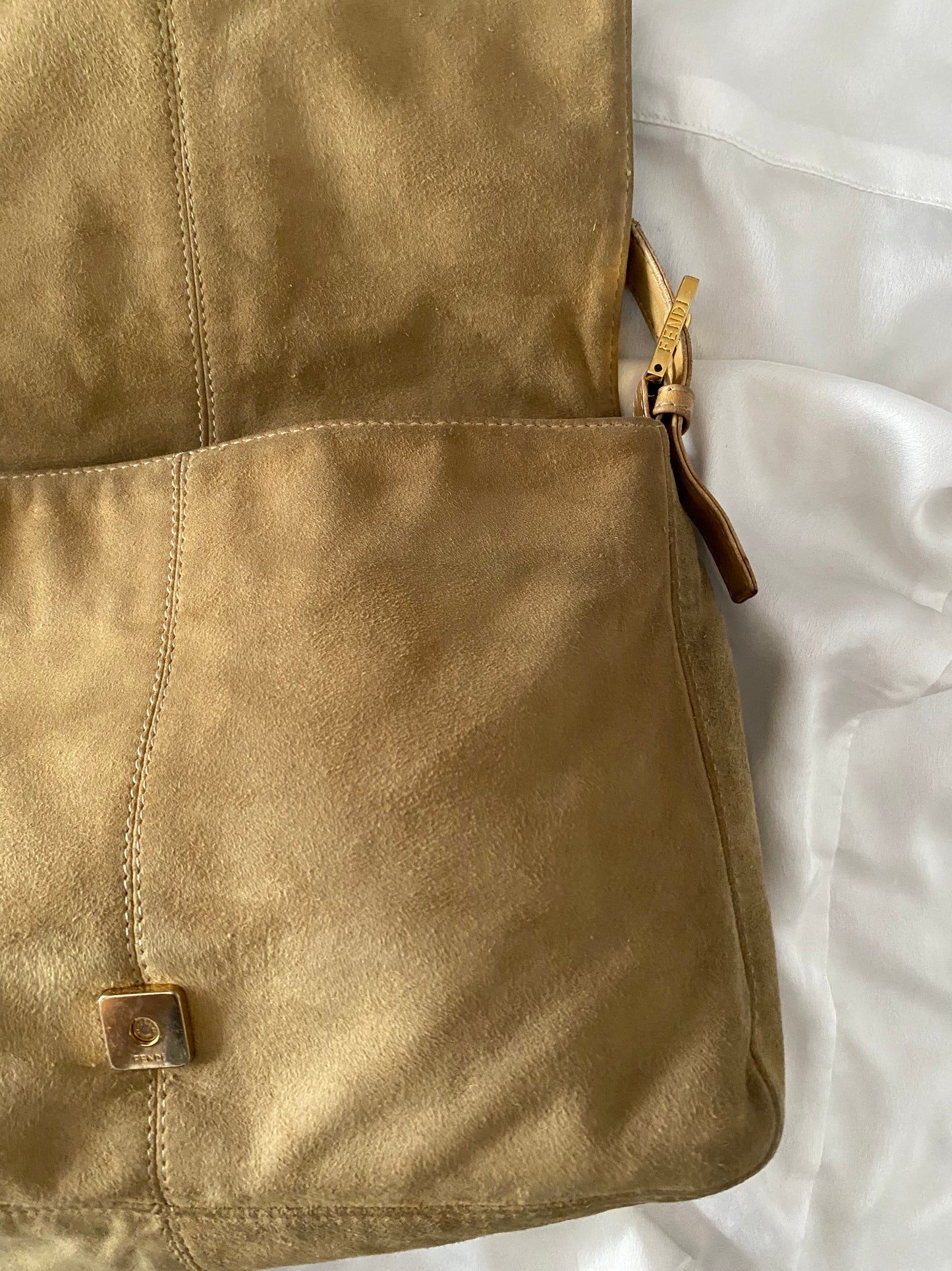 Fendi Mamma Baguette in pelle scamosciata beige