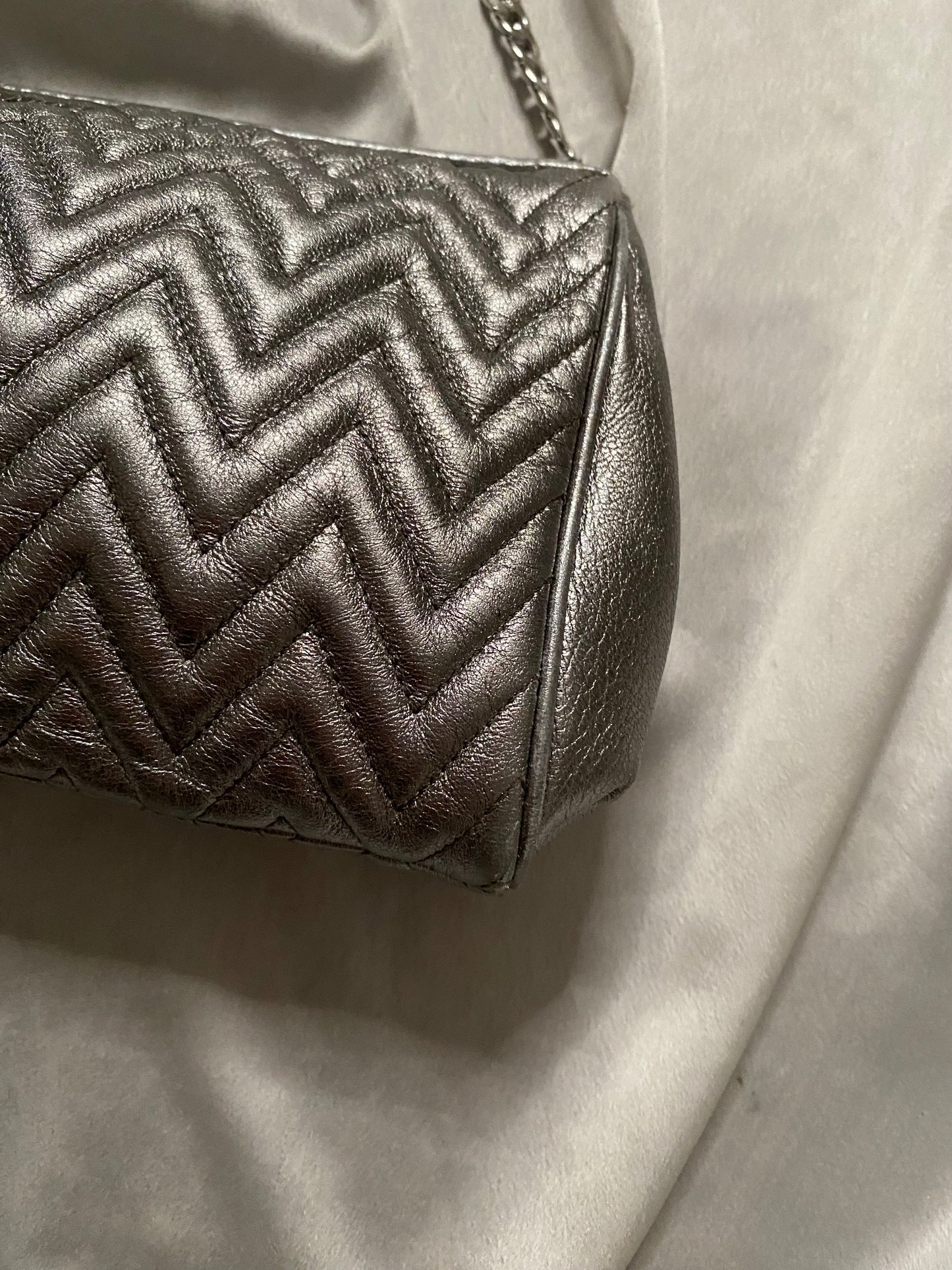 Miu Miu pochette argento metallizzato
