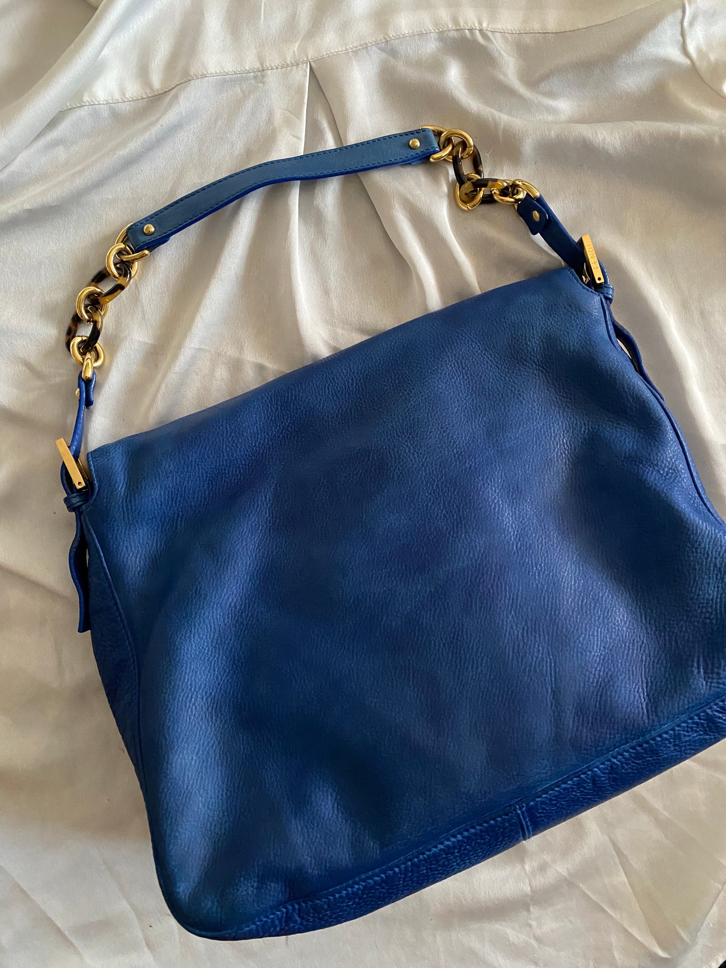 Fendi mamma baguette jumbo in pelle blu marble