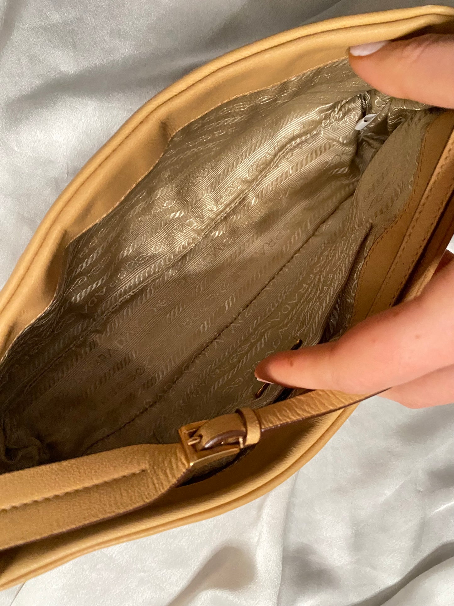 Prada pochette cammello con borchie
