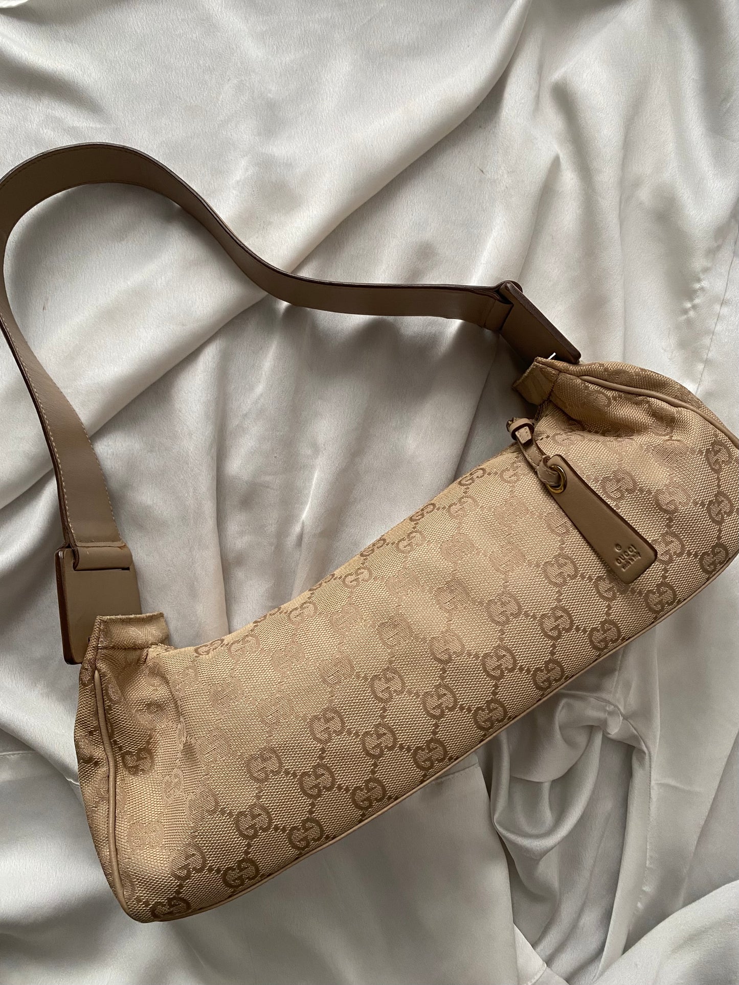 Gucci baguette monogram beige