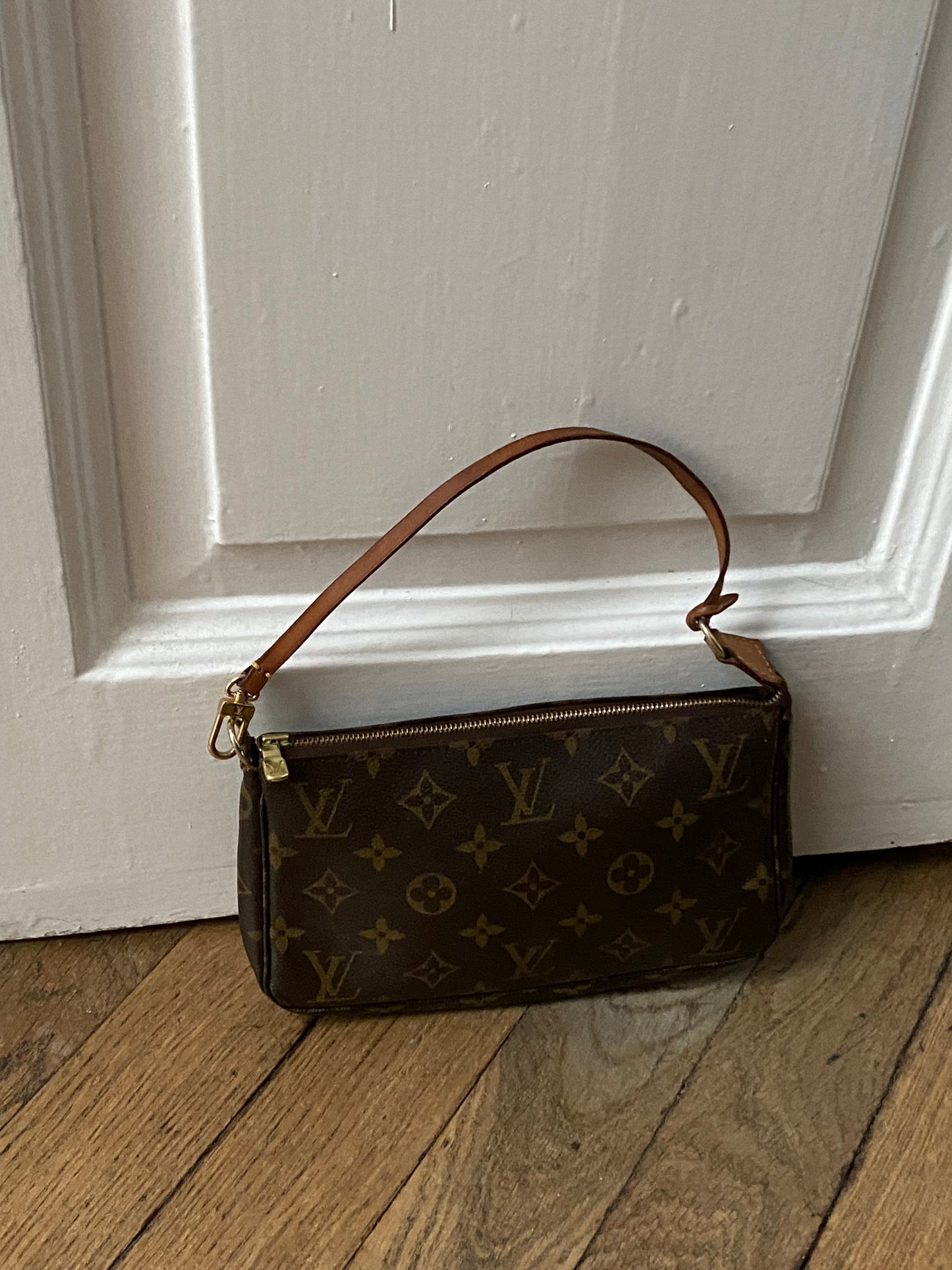 Louis Vuitton pochette accessoire monogram Classico