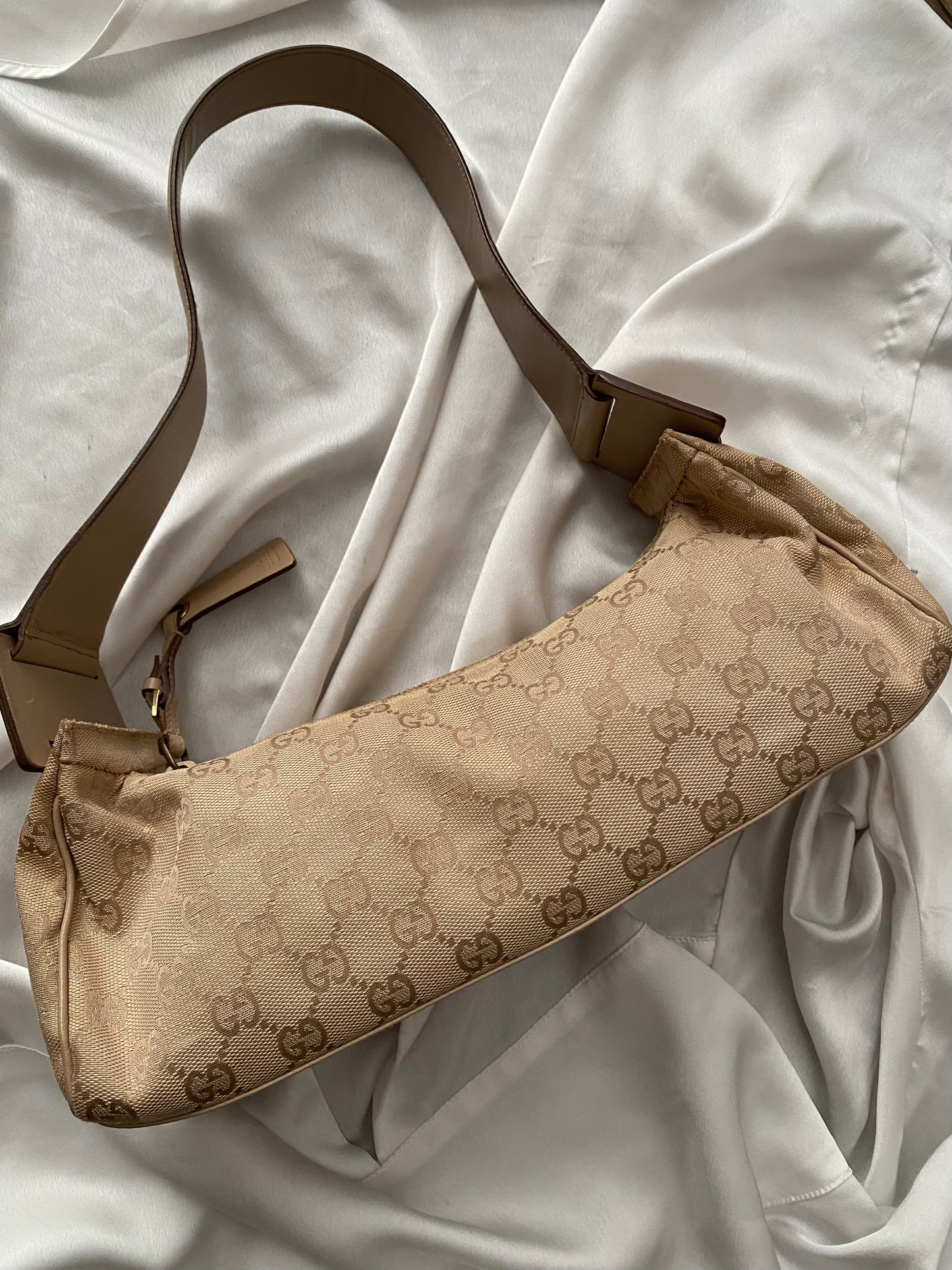 Gucci baguette monogram beige