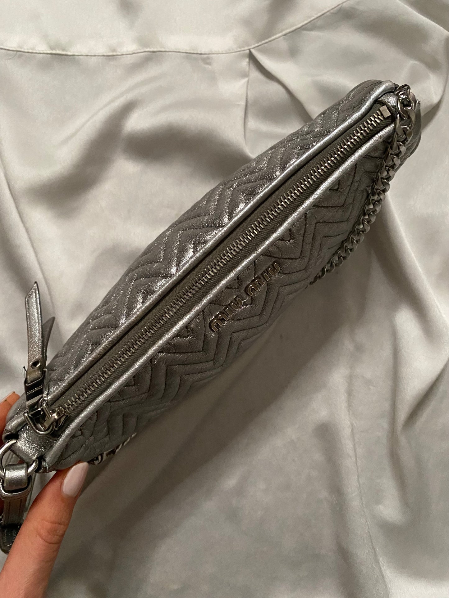 Miu Miu pochette argento metallizzato
