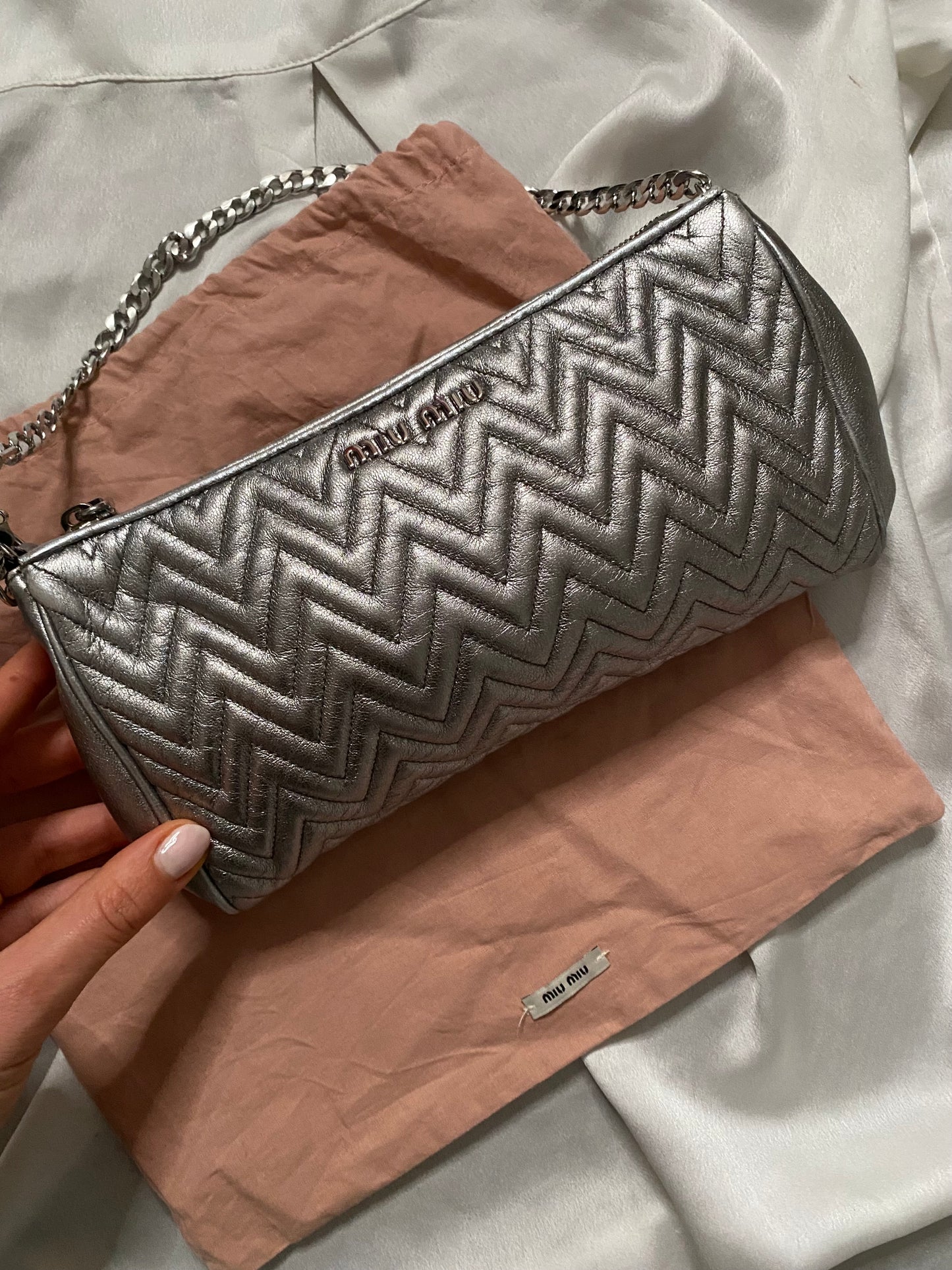 Miu Miu pochette argento metallizzato