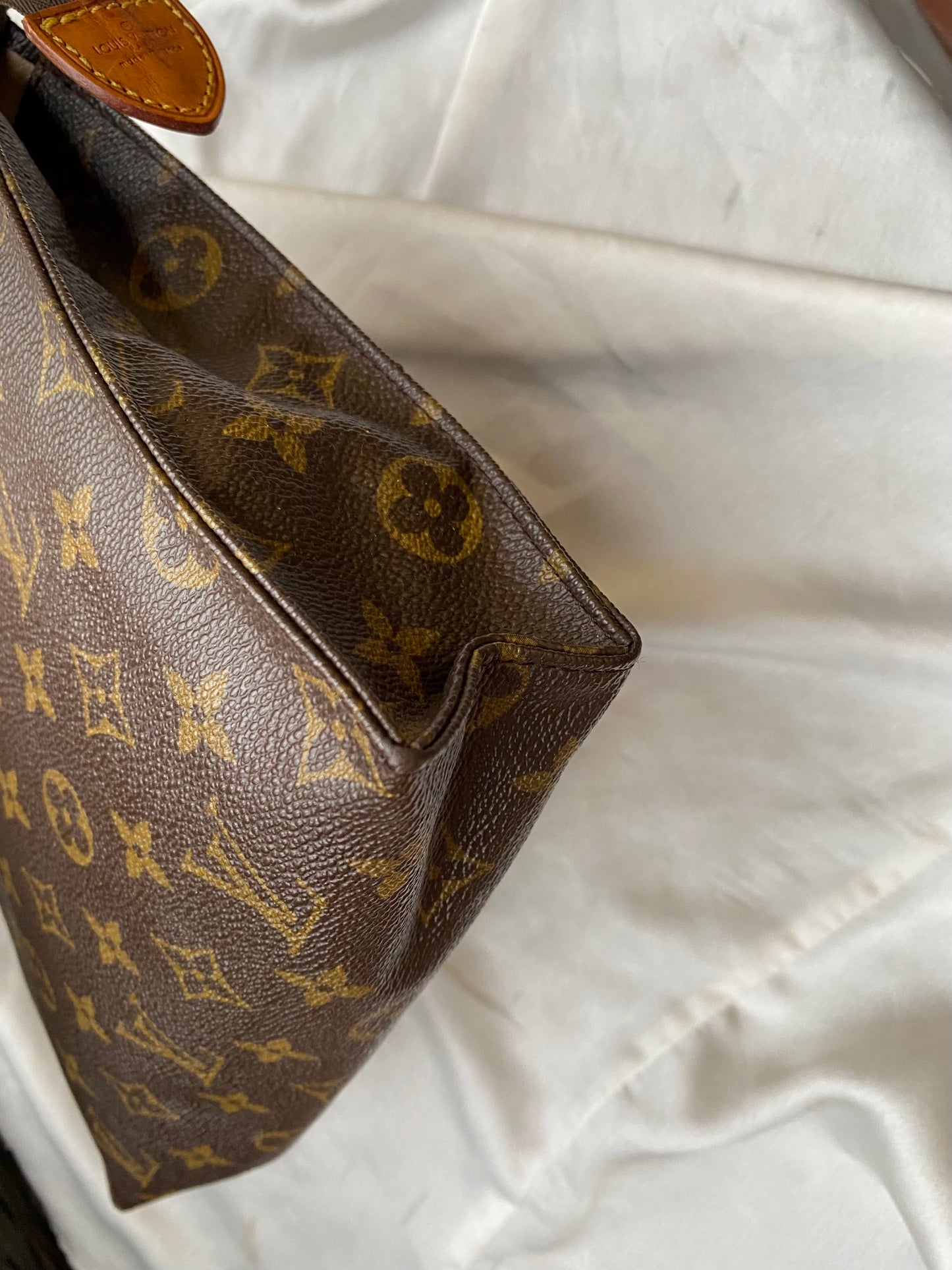 Louis Vuitton trousse toilette 26