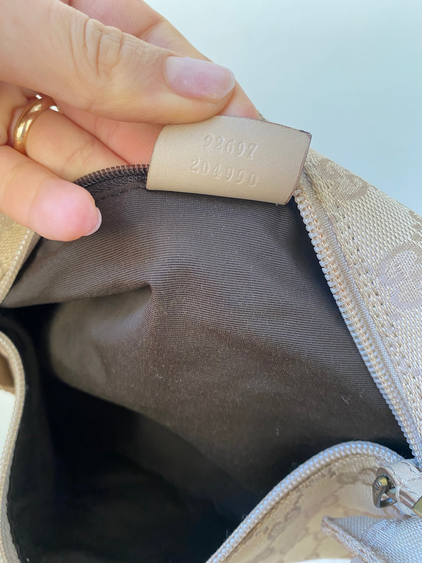 Gucci baguette monogram beige