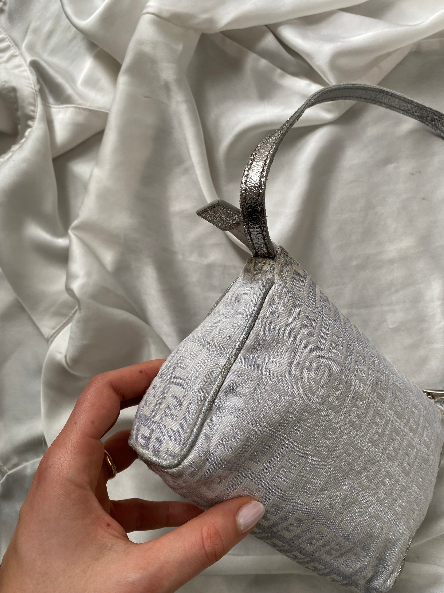 Fendi pochette argento brillante