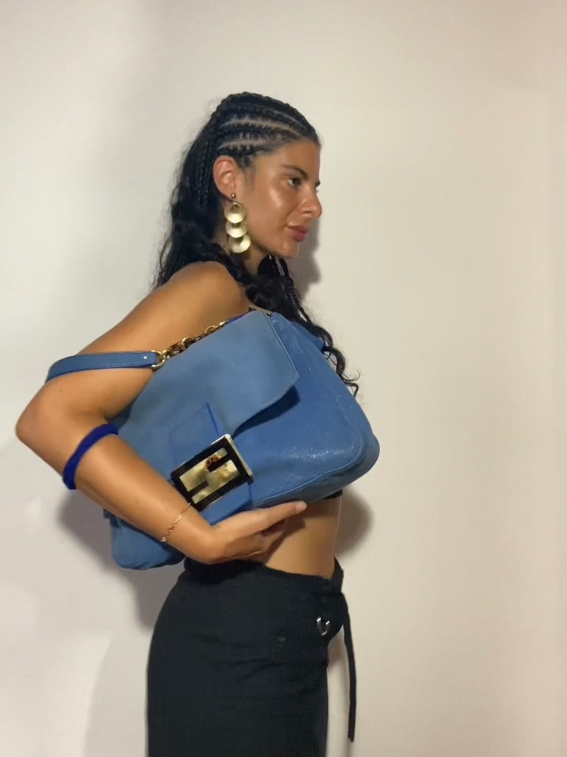 Fendi mamma baguette jumbo in pelle blu marble