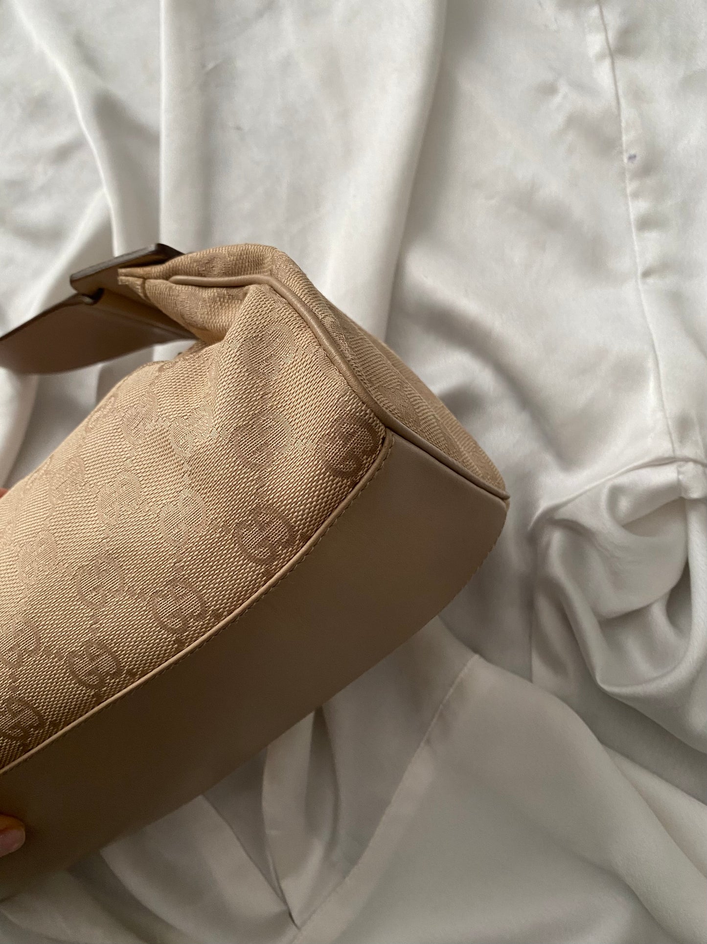 Gucci baguette monogram beige