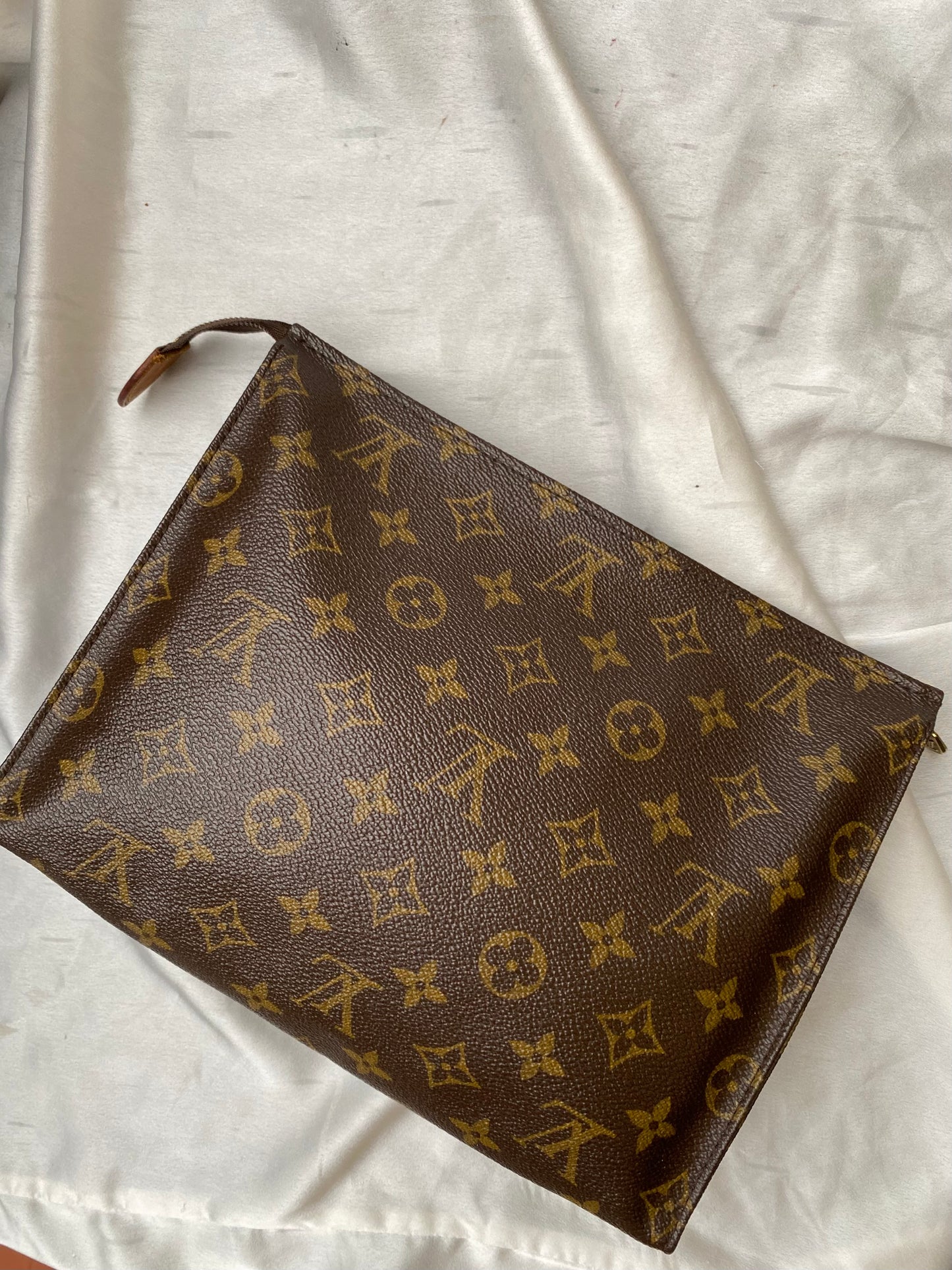 Louis Vuitton trousse toilette 26