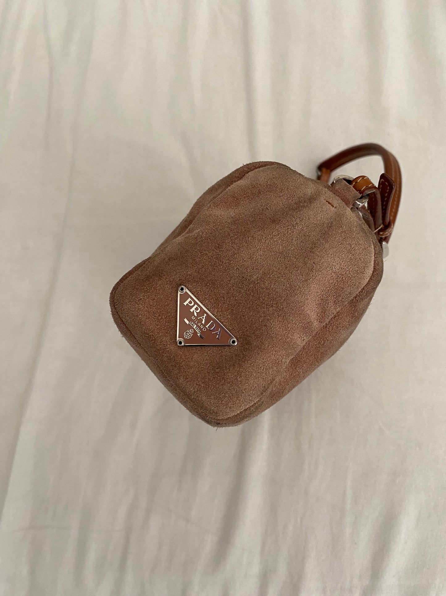 Prada pochette pelle scamosciata tortora