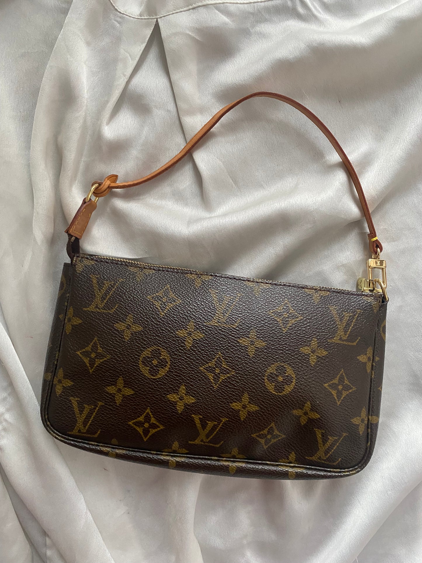 Louis Vuitton pochette accessoire monogram