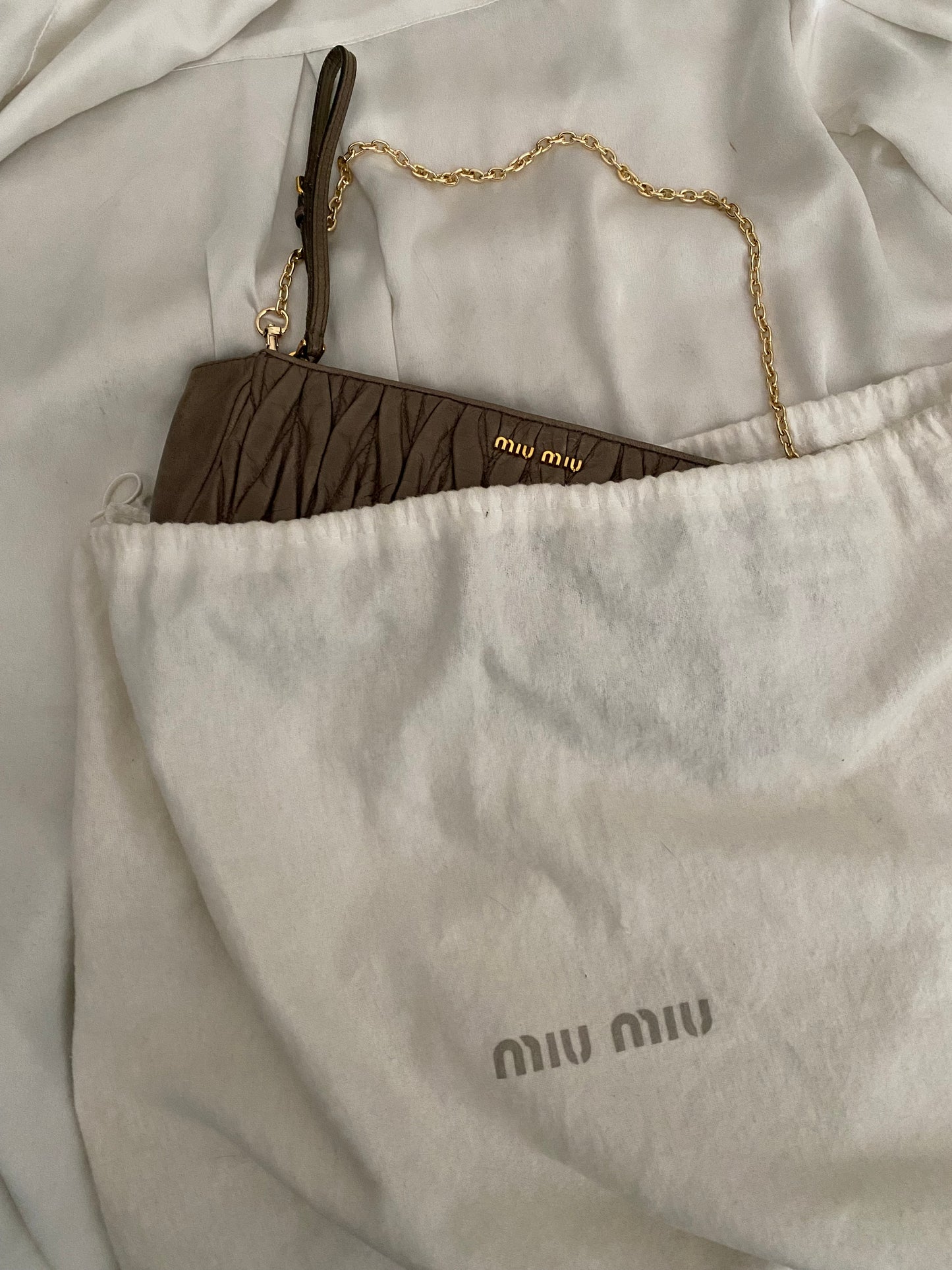 Miu Miu pochette antracite matelasse