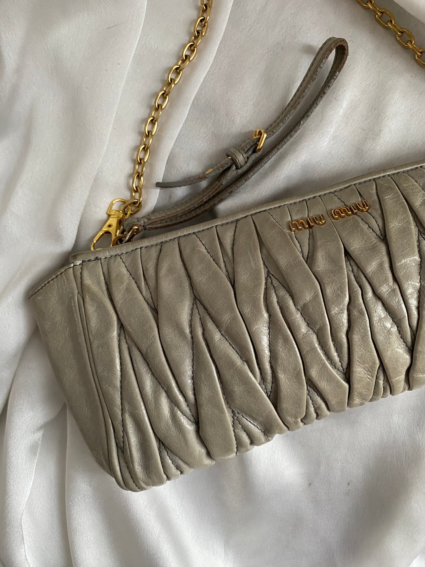 Miu Miu pochette grigia matelasse