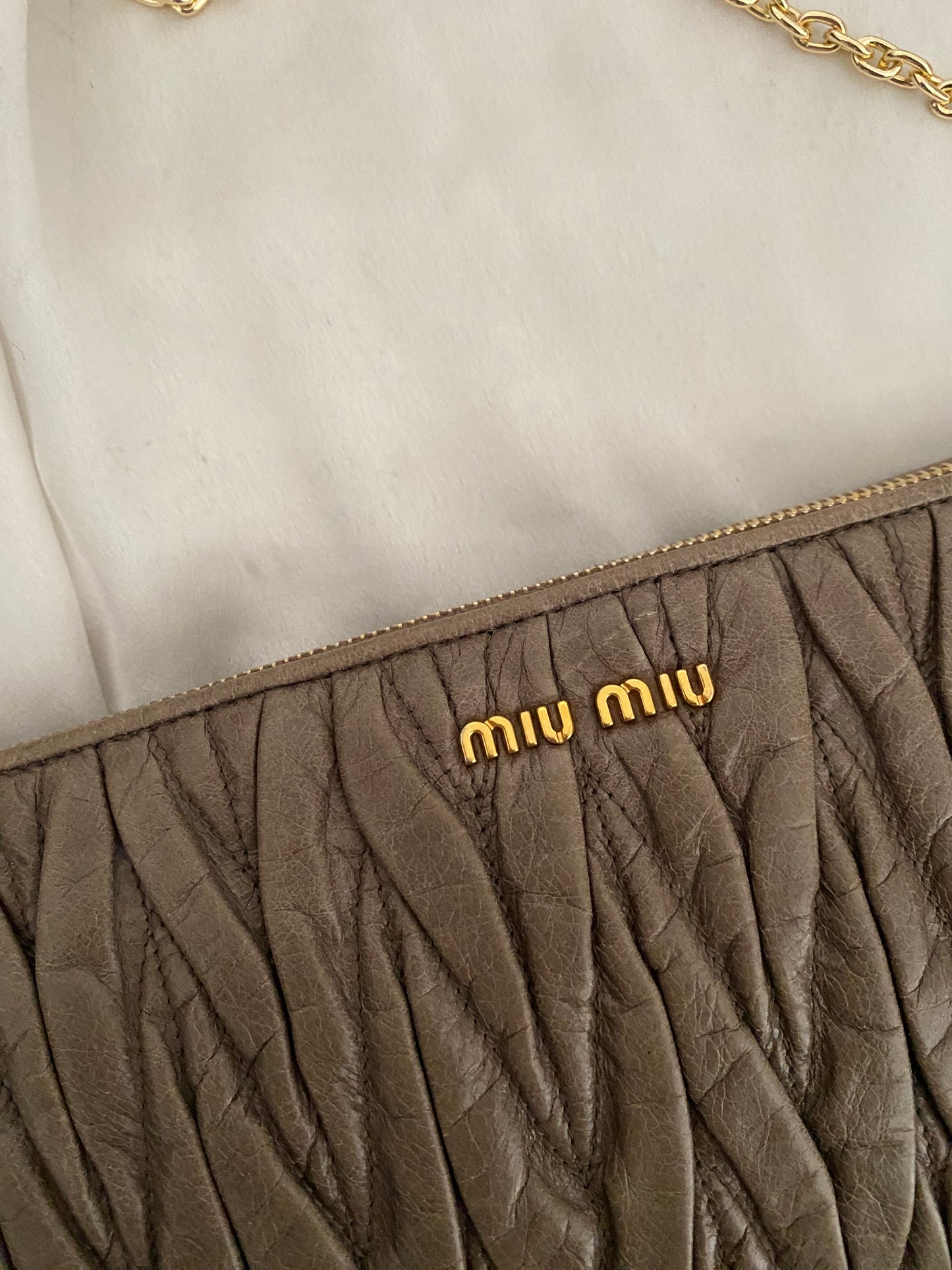 Miu Miu pochette antracite matelasse