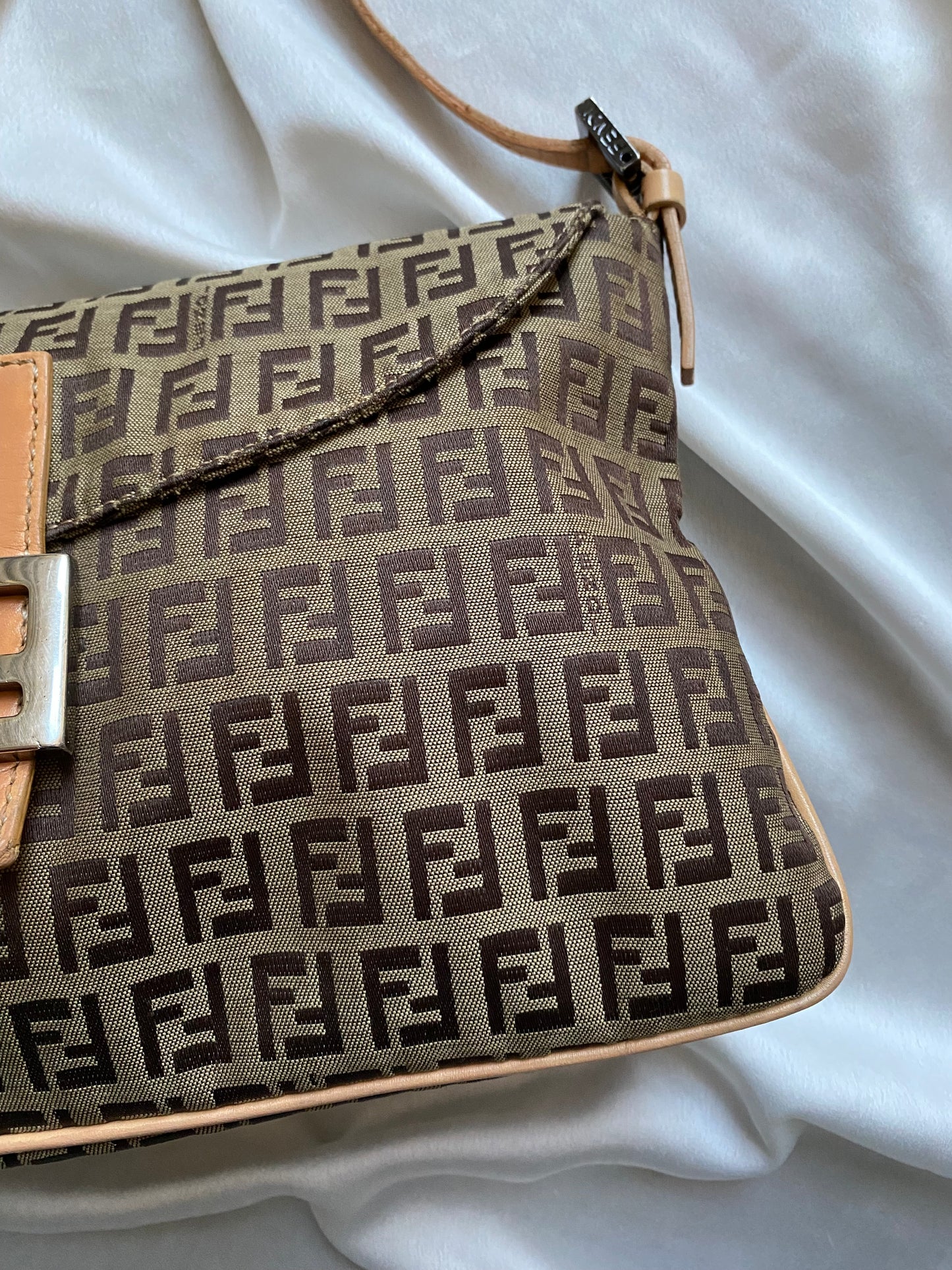 Fendi maxi baguette double flap soffietto zucchino beige