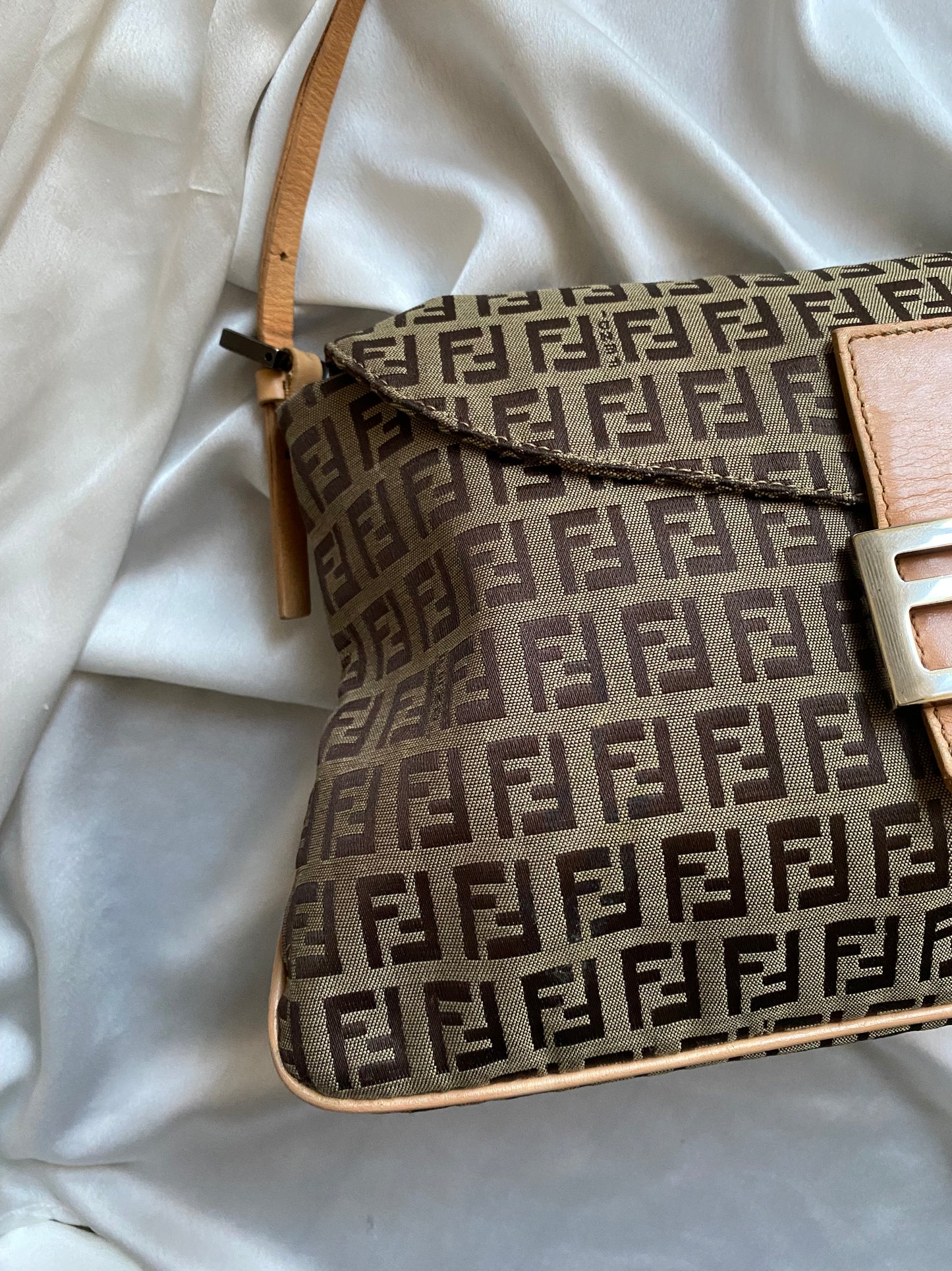 Fendi maxi baguette double flap soffietto zucchino beige